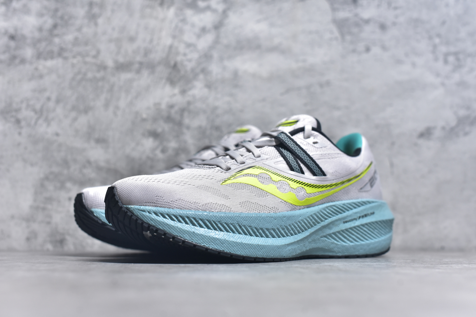 图片[2]-#Saucony Triumph 20 索康尼胜利20代旗舰级缓震型跑鞋 性能相比前几代再升级：鞋面采用全新升级的工学网设计 贴合脚部更透气 中底部分使用最新的PWRRUN+材质 搭配PWRRUN+鞋垫使中底的大幅加厚 10mm坡差进一步提供缓震、回弹性能 内底则采用了FORMFIT动态适应系统 动态契合脚型 提升包裹性和舒适性 提供更卓越的动态回馈体验 XT-900橡胶大底 可提供良好的抓地力和较强抗磨性能 尺码：35.5 36 36.5 37.5 38 38.5 39 40 40.5 41 42 42.5 43 44 44.5 45-选品中心