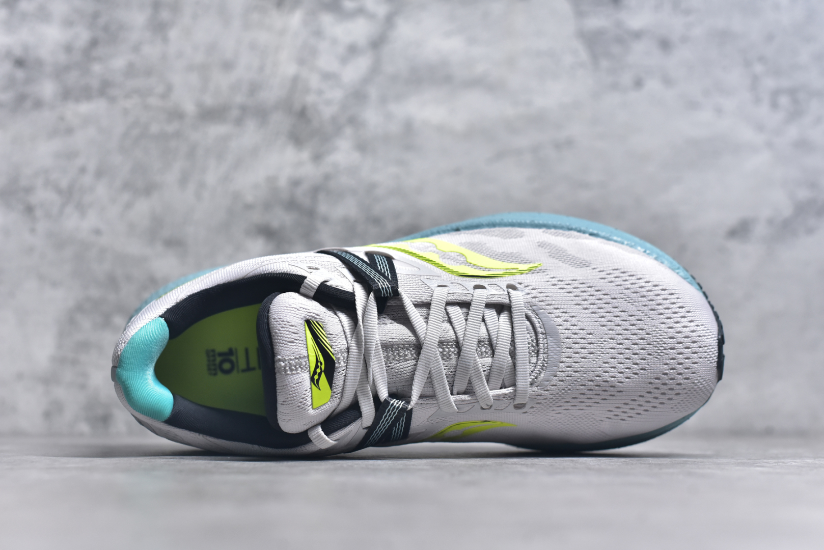 图片[4]-#Saucony Triumph 20 索康尼胜利20代旗舰级缓震型跑鞋 性能相比前几代再升级：鞋面采用全新升级的工学网设计 贴合脚部更透气 中底部分使用最新的PWRRUN+材质 搭配PWRRUN+鞋垫使中底的大幅加厚 10mm坡差进一步提供缓震、回弹性能 内底则采用了FORMFIT动态适应系统 动态契合脚型 提升包裹性和舒适性 提供更卓越的动态回馈体验 XT-900橡胶大底 可提供良好的抓地力和较强抗磨性能 尺码：35.5 36 36.5 37.5 38 38.5 39 40 40.5 41 42 42.5 43 44 44.5 45-选品中心