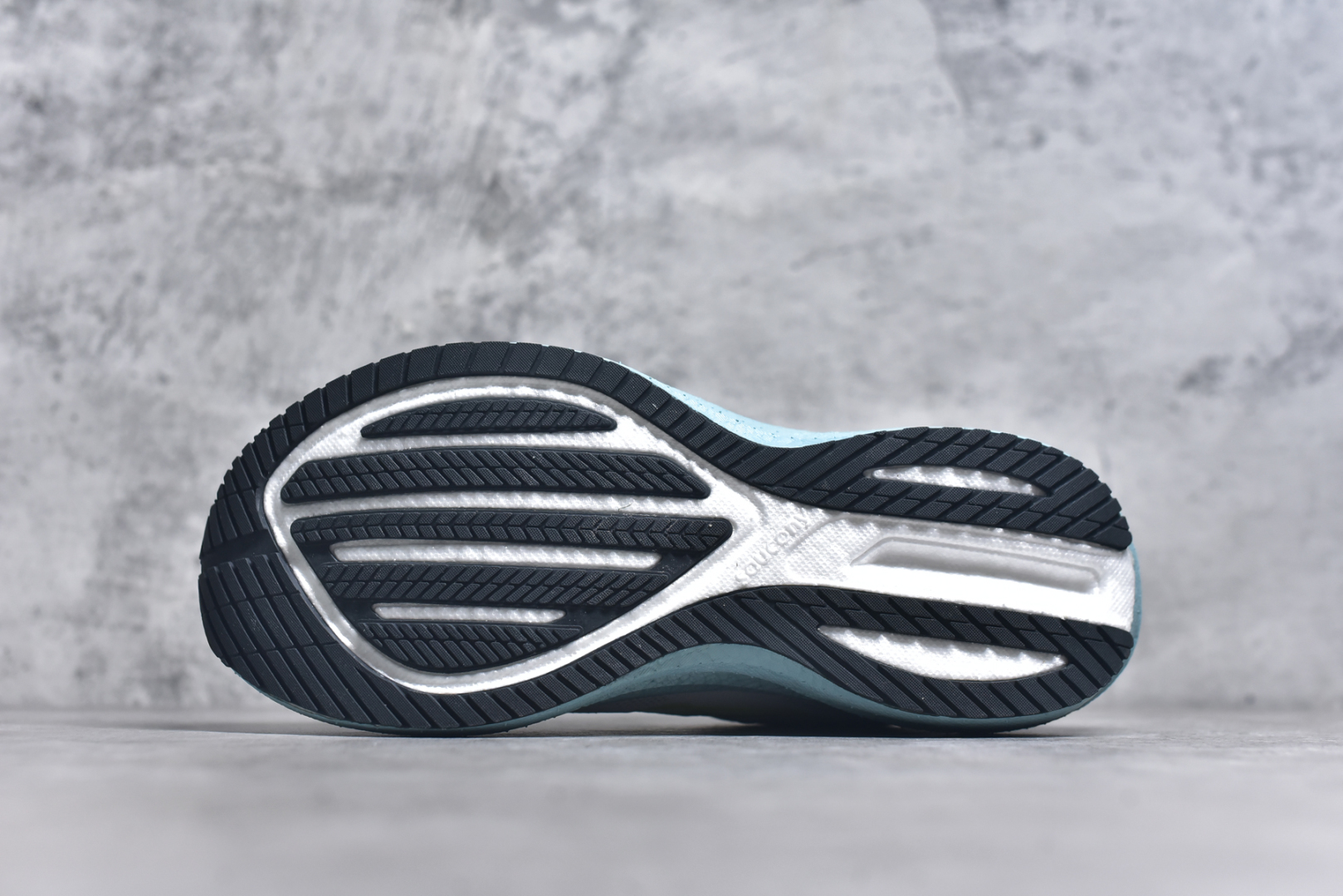 图片[6]-#Saucony Triumph 20 索康尼胜利20代旗舰级缓震型跑鞋 性能相比前几代再升级：鞋面采用全新升级的工学网设计 贴合脚部更透气 中底部分使用最新的PWRRUN+材质 搭配PWRRUN+鞋垫使中底的大幅加厚 10mm坡差进一步提供缓震、回弹性能 内底则采用了FORMFIT动态适应系统 动态契合脚型 提升包裹性和舒适性 提供更卓越的动态回馈体验 XT-900橡胶大底 可提供良好的抓地力和较强抗磨性能 尺码：35.5 36 36.5 37.5 38 38.5 39 40 40.5 41 42 42.5 43 44 44.5 45-选品中心