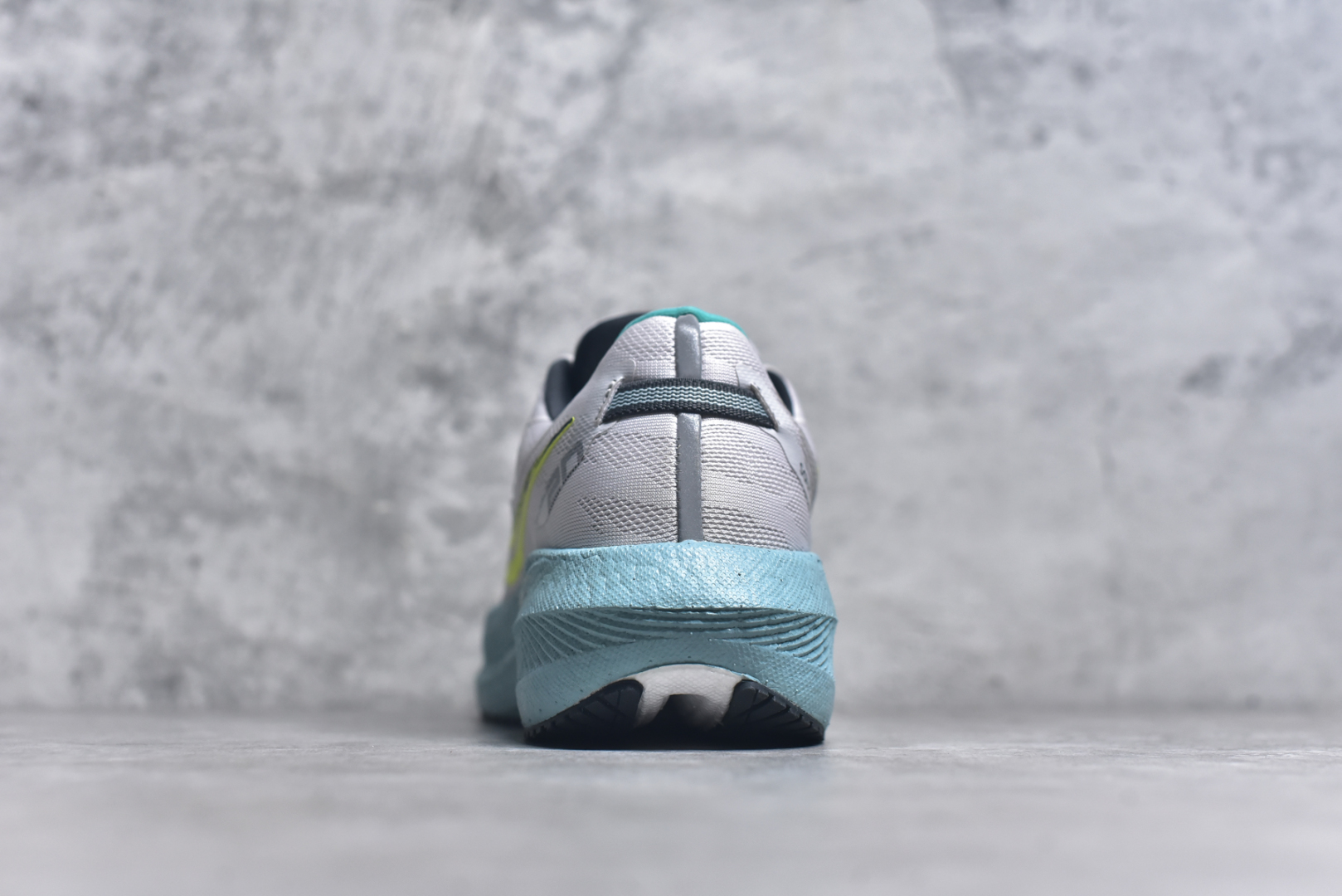 图片[5]-#Saucony Triumph 20 索康尼胜利20代旗舰级缓震型跑鞋 性能相比前几代再升级：鞋面采用全新升级的工学网设计 贴合脚部更透气 中底部分使用最新的PWRRUN+材质 搭配PWRRUN+鞋垫使中底的大幅加厚 10mm坡差进一步提供缓震、回弹性能 内底则采用了FORMFIT动态适应系统 动态契合脚型 提升包裹性和舒适性 提供更卓越的动态回馈体验 XT-900橡胶大底 可提供良好的抓地力和较强抗磨性能 尺码：35.5 36 36.5 37.5 38 38.5 39 40 40.5 41 42 42.5 43 44 44.5 45-选品中心