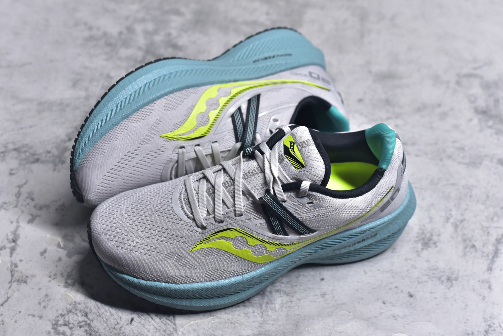 图片[7]-#Saucony Triumph 20 索康尼胜利20代旗舰级缓震型跑鞋 性能相比前几代再升级：鞋面采用全新升级的工学网设计 贴合脚部更透气 中底部分使用最新的PWRRUN+材质 搭配PWRRUN+鞋垫使中底的大幅加厚 10mm坡差进一步提供缓震、回弹性能 内底则采用了FORMFIT动态适应系统 动态契合脚型 提升包裹性和舒适性 提供更卓越的动态回馈体验 XT-900橡胶大底 可提供良好的抓地力和较强抗磨性能 尺码：35.5 36 36.5 37.5 38 38.5 39 40 40.5 41 42 42.5 43 44 44.5 45-选品中心