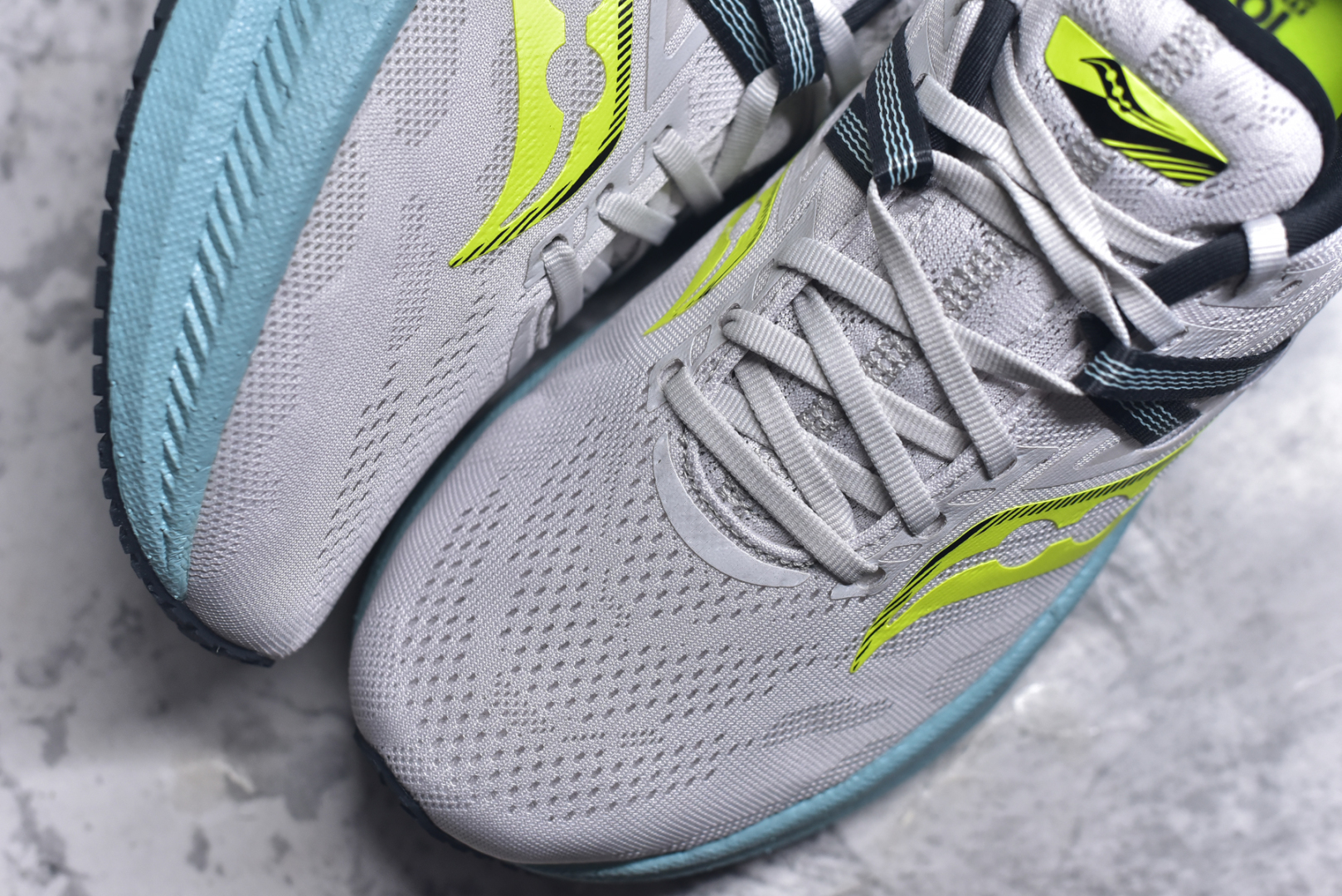 图片[8]-#Saucony Triumph 20 索康尼胜利20代旗舰级缓震型跑鞋 性能相比前几代再升级：鞋面采用全新升级的工学网设计 贴合脚部更透气 中底部分使用最新的PWRRUN+材质 搭配PWRRUN+鞋垫使中底的大幅加厚 10mm坡差进一步提供缓震、回弹性能 内底则采用了FORMFIT动态适应系统 动态契合脚型 提升包裹性和舒适性 提供更卓越的动态回馈体验 XT-900橡胶大底 可提供良好的抓地力和较强抗磨性能 尺码：35.5 36 36.5 37.5 38 38.5 39 40 40.5 41 42 42.5 43 44 44.5 45-选品中心