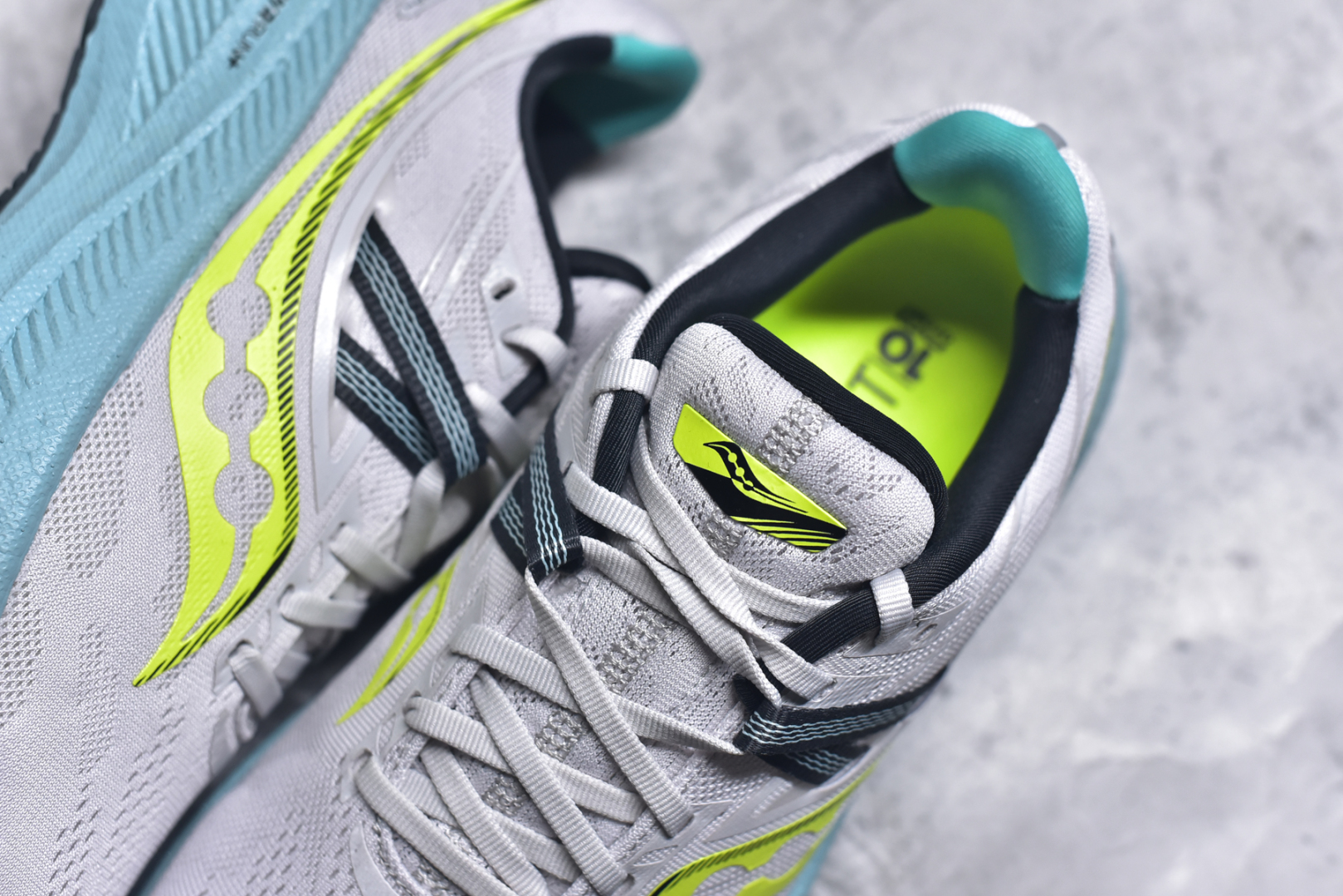 图片[9]-#Saucony Triumph 20 索康尼胜利20代旗舰级缓震型跑鞋 性能相比前几代再升级：鞋面采用全新升级的工学网设计 贴合脚部更透气 中底部分使用最新的PWRRUN+材质 搭配PWRRUN+鞋垫使中底的大幅加厚 10mm坡差进一步提供缓震、回弹性能 内底则采用了FORMFIT动态适应系统 动态契合脚型 提升包裹性和舒适性 提供更卓越的动态回馈体验 XT-900橡胶大底 可提供良好的抓地力和较强抗磨性能 尺码：35.5 36 36.5 37.5 38 38.5 39 40 40.5 41 42 42.5 43 44 44.5 45-选品中心