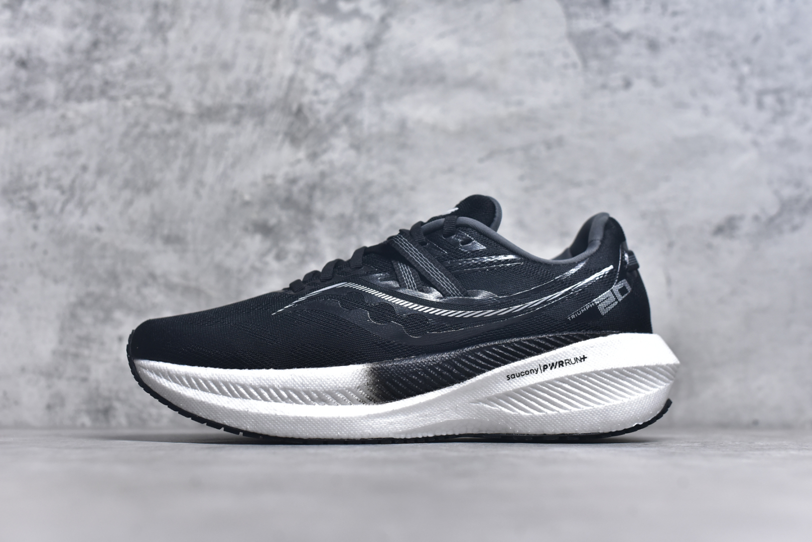 #Saucony Triumph 20 索康尼胜利20代旗舰级缓震型跑鞋 性能相比前几代再升级：鞋面采用全新升级的工学网设计 贴合脚部更透气 中底部分使用最新的PWRRUN+材质 搭配PWRRUN+鞋垫使中底的大幅加厚 10mm坡差进一步提供缓震、回弹性能 内底则采用了FORMFIT动态适应系统 动态契合脚型 提升包裹性和舒适性 提供更卓越的动态回馈体验 XT-900橡胶大底 可提供良好的抓地力和较强抗磨性能 尺码：35.5 36 36.5 37.5 38 38.5 39 40 40.5 41 42 42.5 43 44 44.5 45-选品中心