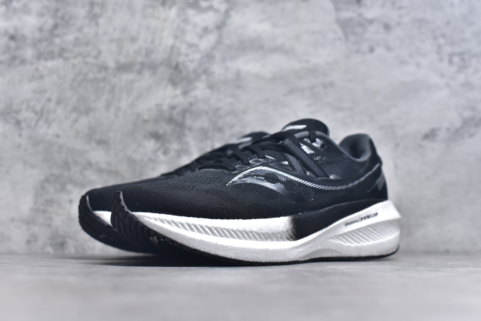 图片[2]-#Saucony Triumph 20 索康尼胜利20代旗舰级缓震型跑鞋 性能相比前几代再升级：鞋面采用全新升级的工学网设计 贴合脚部更透气 中底部分使用最新的PWRRUN+材质 搭配PWRRUN+鞋垫使中底的大幅加厚 10mm坡差进一步提供缓震、回弹性能 内底则采用了FORMFIT动态适应系统 动态契合脚型 提升包裹性和舒适性 提供更卓越的动态回馈体验 XT-900橡胶大底 可提供良好的抓地力和较强抗磨性能 尺码：35.5 36 36.5 37.5 38 38.5 39 40 40.5 41 42 42.5 43 44 44.5 45-选品中心