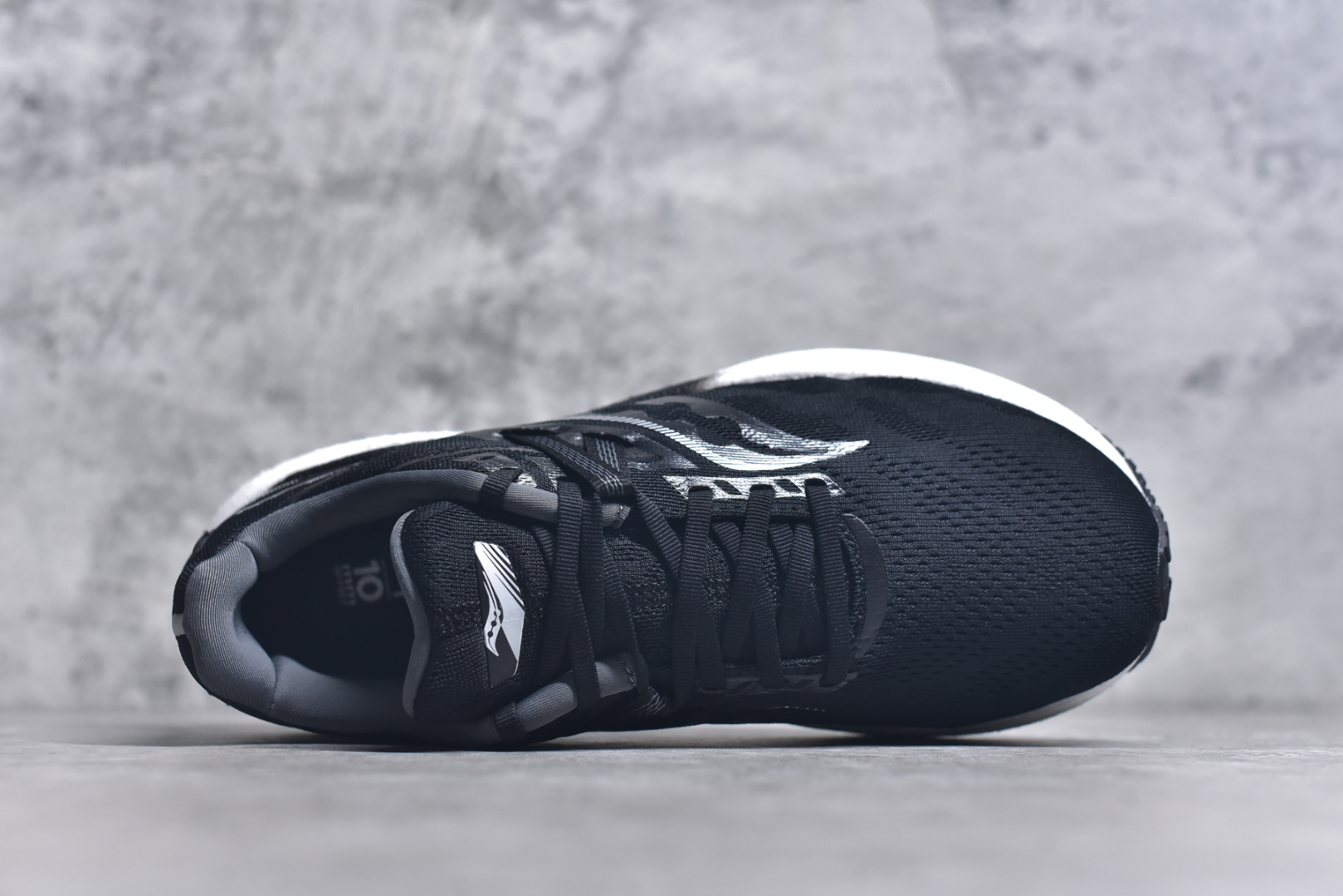 图片[4]-#Saucony Triumph 20 索康尼胜利20代旗舰级缓震型跑鞋 性能相比前几代再升级：鞋面采用全新升级的工学网设计 贴合脚部更透气 中底部分使用最新的PWRRUN+材质 搭配PWRRUN+鞋垫使中底的大幅加厚 10mm坡差进一步提供缓震、回弹性能 内底则采用了FORMFIT动态适应系统 动态契合脚型 提升包裹性和舒适性 提供更卓越的动态回馈体验 XT-900橡胶大底 可提供良好的抓地力和较强抗磨性能 尺码：35.5 36 36.5 37.5 38 38.5 39 40 40.5 41 42 42.5 43 44 44.5 45-选品中心