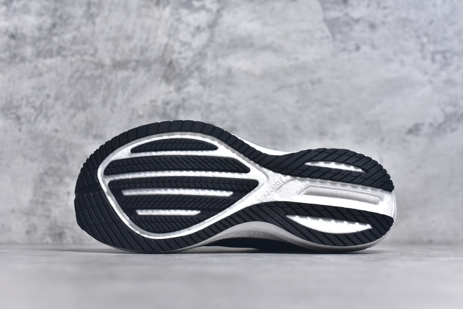 图片[6]-#Saucony Triumph 20 索康尼胜利20代旗舰级缓震型跑鞋 性能相比前几代再升级：鞋面采用全新升级的工学网设计 贴合脚部更透气 中底部分使用最新的PWRRUN+材质 搭配PWRRUN+鞋垫使中底的大幅加厚 10mm坡差进一步提供缓震、回弹性能 内底则采用了FORMFIT动态适应系统 动态契合脚型 提升包裹性和舒适性 提供更卓越的动态回馈体验 XT-900橡胶大底 可提供良好的抓地力和较强抗磨性能 尺码：35.5 36 36.5 37.5 38 38.5 39 40 40.5 41 42 42.5 43 44 44.5 45-选品中心