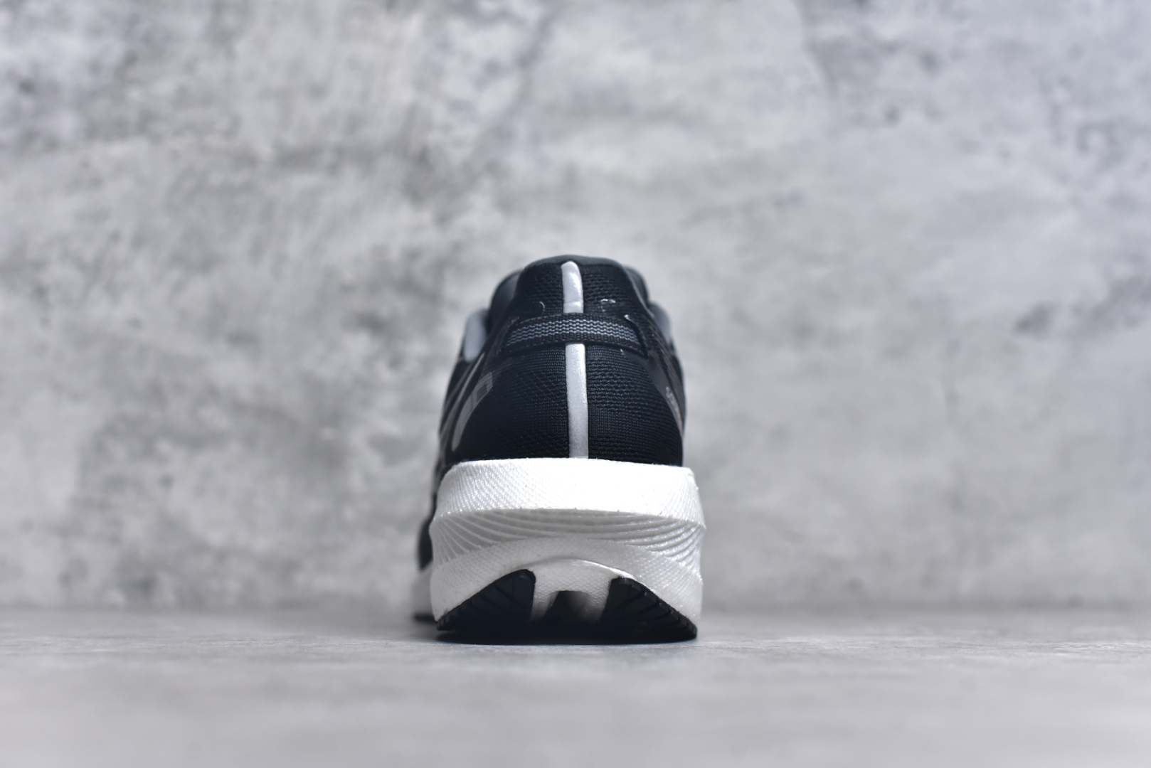 图片[5]-#Saucony Triumph 20 索康尼胜利20代旗舰级缓震型跑鞋 性能相比前几代再升级：鞋面采用全新升级的工学网设计 贴合脚部更透气 中底部分使用最新的PWRRUN+材质 搭配PWRRUN+鞋垫使中底的大幅加厚 10mm坡差进一步提供缓震、回弹性能 内底则采用了FORMFIT动态适应系统 动态契合脚型 提升包裹性和舒适性 提供更卓越的动态回馈体验 XT-900橡胶大底 可提供良好的抓地力和较强抗磨性能 尺码：35.5 36 36.5 37.5 38 38.5 39 40 40.5 41 42 42.5 43 44 44.5 45-选品中心