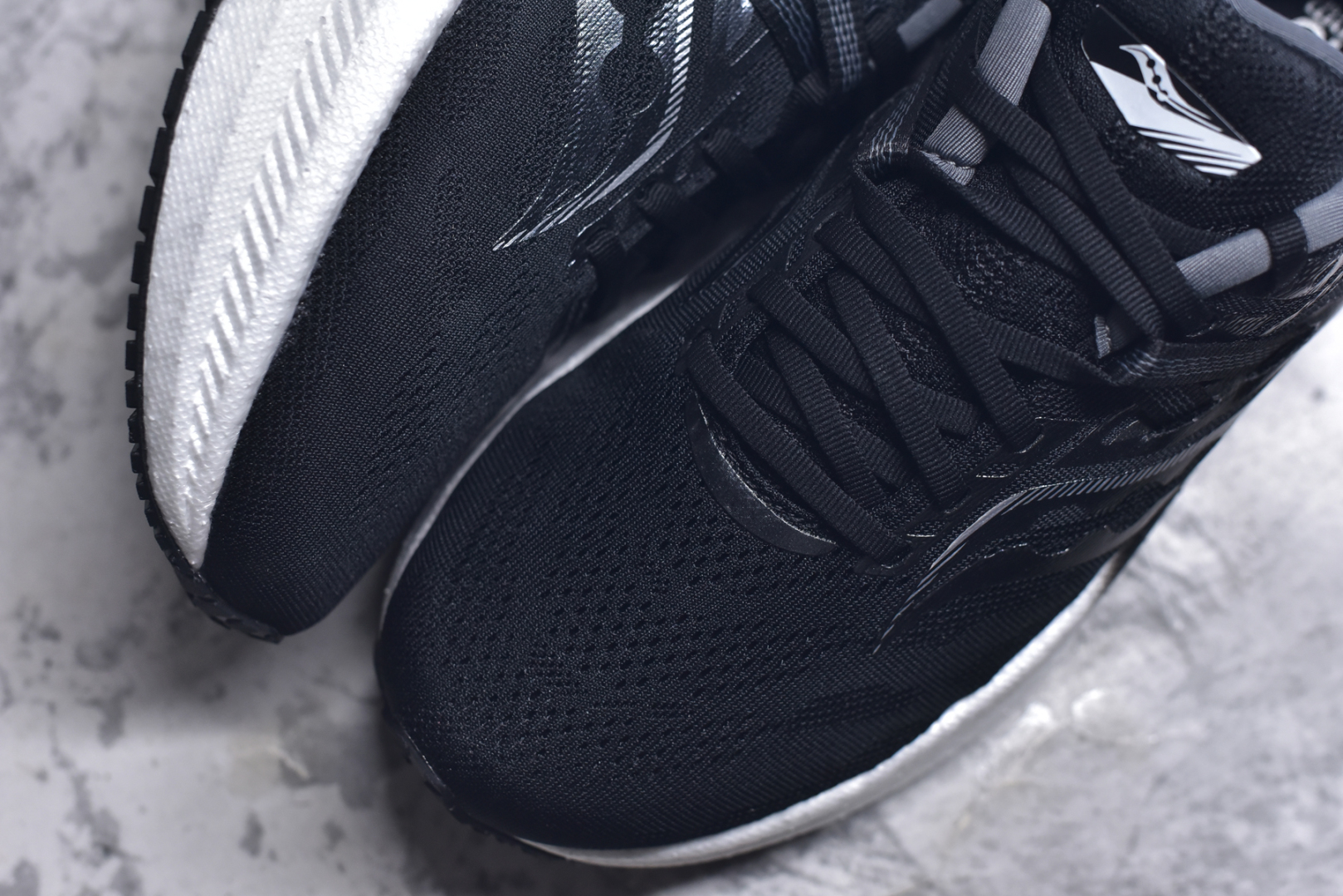 图片[8]-#Saucony Triumph 20 索康尼胜利20代旗舰级缓震型跑鞋 性能相比前几代再升级：鞋面采用全新升级的工学网设计 贴合脚部更透气 中底部分使用最新的PWRRUN+材质 搭配PWRRUN+鞋垫使中底的大幅加厚 10mm坡差进一步提供缓震、回弹性能 内底则采用了FORMFIT动态适应系统 动态契合脚型 提升包裹性和舒适性 提供更卓越的动态回馈体验 XT-900橡胶大底 可提供良好的抓地力和较强抗磨性能 尺码：35.5 36 36.5 37.5 38 38.5 39 40 40.5 41 42 42.5 43 44 44.5 45-选品中心