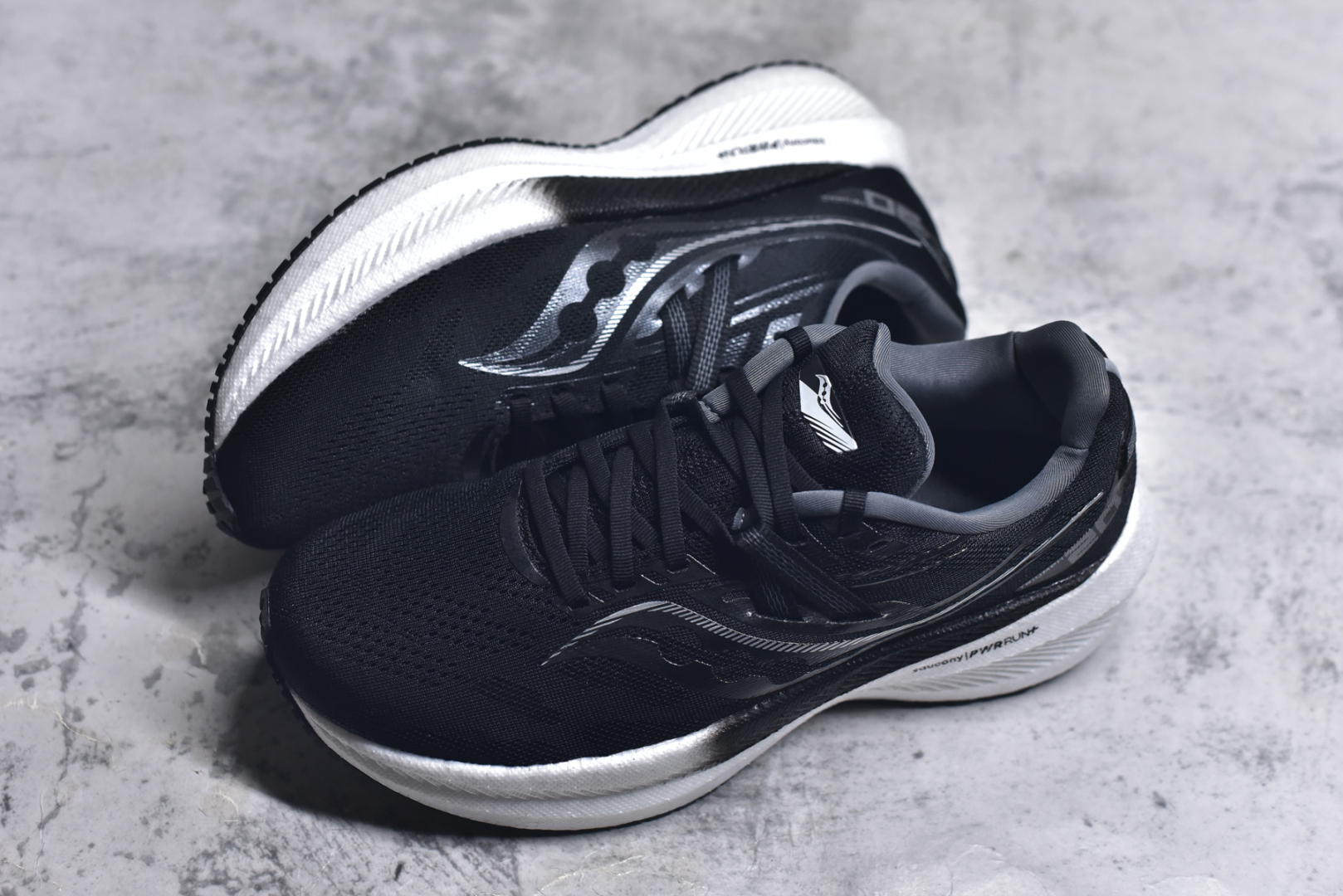 图片[7]-#Saucony Triumph 20 索康尼胜利20代旗舰级缓震型跑鞋 性能相比前几代再升级：鞋面采用全新升级的工学网设计 贴合脚部更透气 中底部分使用最新的PWRRUN+材质 搭配PWRRUN+鞋垫使中底的大幅加厚 10mm坡差进一步提供缓震、回弹性能 内底则采用了FORMFIT动态适应系统 动态契合脚型 提升包裹性和舒适性 提供更卓越的动态回馈体验 XT-900橡胶大底 可提供良好的抓地力和较强抗磨性能 尺码：35.5 36 36.5 37.5 38 38.5 39 40 40.5 41 42 42.5 43 44 44.5 45-选品中心