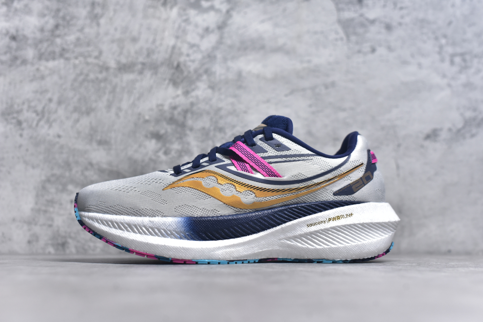 #Saucony Triumph 20 索康尼胜利20代旗舰级缓震型跑鞋 性能相比前几代再升级：鞋面采用全新升级的工学网设计 贴合脚部更透气 中底部分使用最新的PWRRUN+材质 搭配PWRRUN+鞋垫使中底的大幅加厚 10mm坡差进一步提供缓震、回弹性能 内底则采用了FORMFIT动态适应系统 动态契合脚型 提升包裹性和舒适性 提供更卓越的动态回馈体验 XT-900橡胶大底 可提供良好的抓地力和较强抗磨性能 尺码：35.5 36 36.5 37.5 38 38.5 39 40 40.5 41 42 42.5 43 44 44.5 45-选品中心