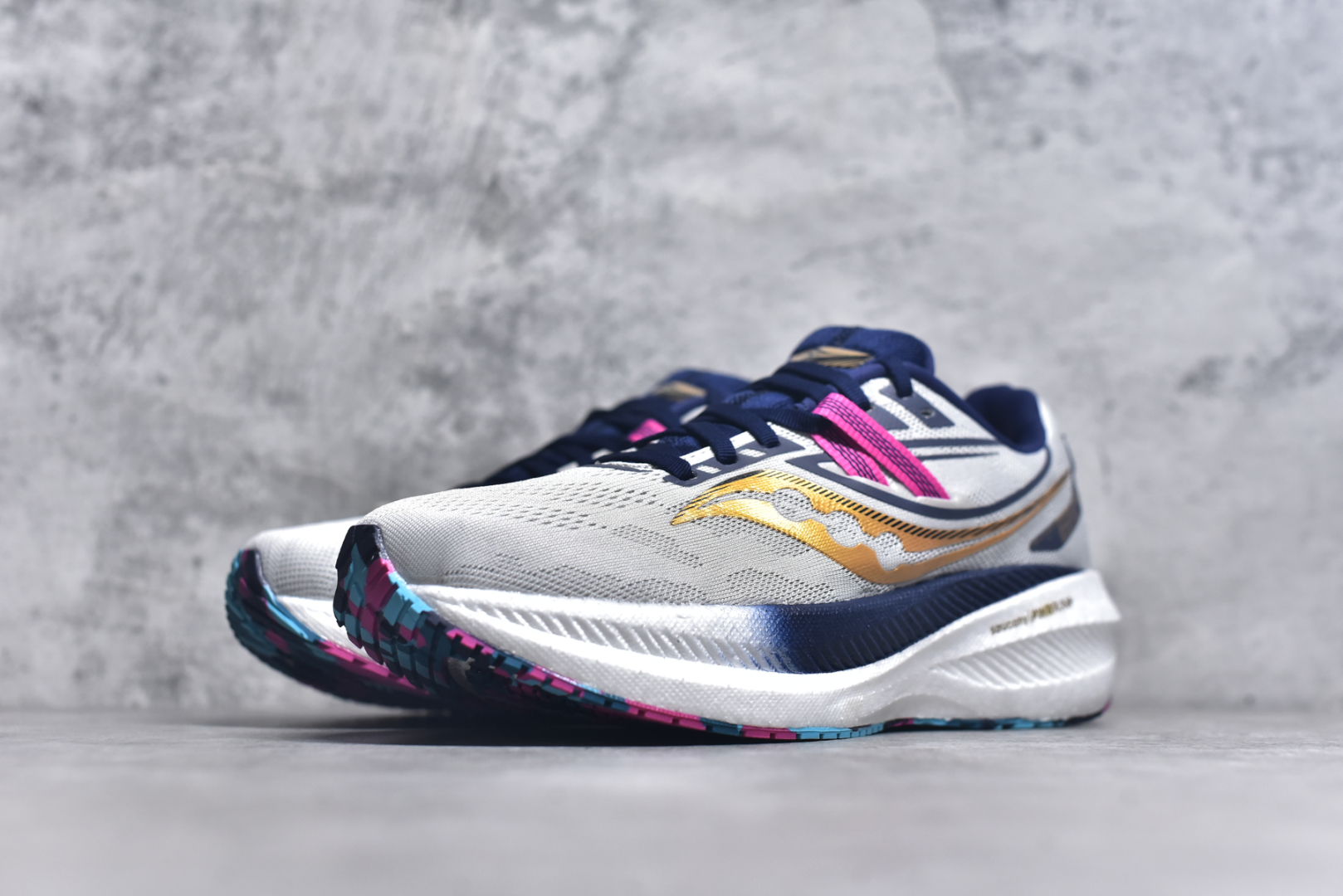 图片[2]-#Saucony Triumph 20 索康尼胜利20代旗舰级缓震型跑鞋 性能相比前几代再升级：鞋面采用全新升级的工学网设计 贴合脚部更透气 中底部分使用最新的PWRRUN+材质 搭配PWRRUN+鞋垫使中底的大幅加厚 10mm坡差进一步提供缓震、回弹性能 内底则采用了FORMFIT动态适应系统 动态契合脚型 提升包裹性和舒适性 提供更卓越的动态回馈体验 XT-900橡胶大底 可提供良好的抓地力和较强抗磨性能 尺码：35.5 36 36.5 37.5 38 38.5 39 40 40.5 41 42 42.5 43 44 44.5 45-选品中心