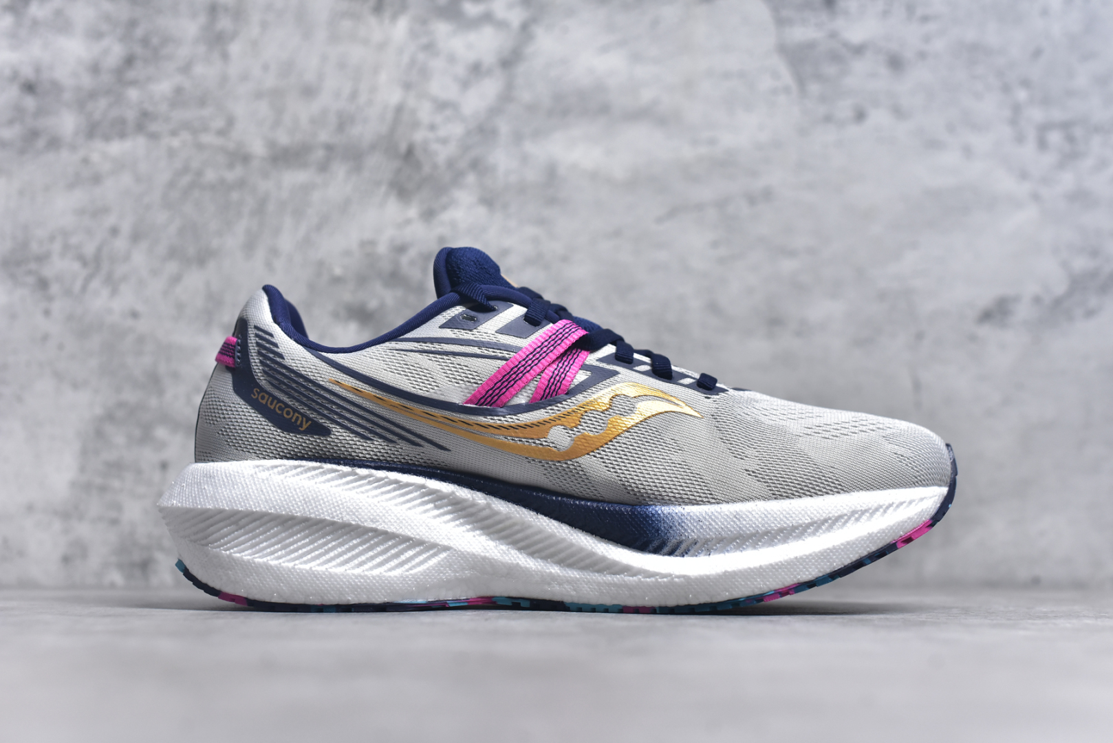 图片[3]-#Saucony Triumph 20 索康尼胜利20代旗舰级缓震型跑鞋 性能相比前几代再升级：鞋面采用全新升级的工学网设计 贴合脚部更透气 中底部分使用最新的PWRRUN+材质 搭配PWRRUN+鞋垫使中底的大幅加厚 10mm坡差进一步提供缓震、回弹性能 内底则采用了FORMFIT动态适应系统 动态契合脚型 提升包裹性和舒适性 提供更卓越的动态回馈体验 XT-900橡胶大底 可提供良好的抓地力和较强抗磨性能 尺码：35.5 36 36.5 37.5 38 38.5 39 40 40.5 41 42 42.5 43 44 44.5 45-选品中心