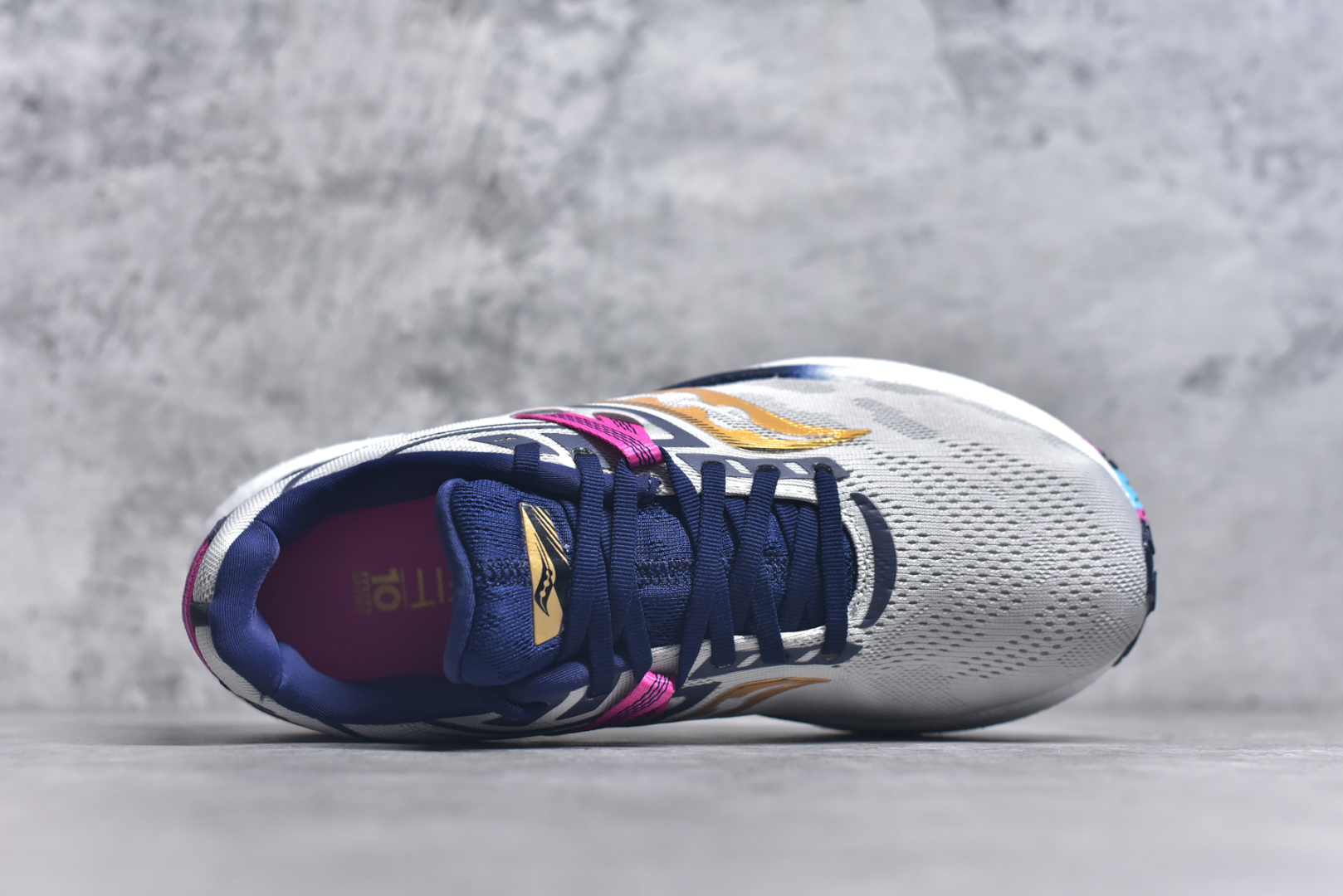 图片[4]-#Saucony Triumph 20 索康尼胜利20代旗舰级缓震型跑鞋 性能相比前几代再升级：鞋面采用全新升级的工学网设计 贴合脚部更透气 中底部分使用最新的PWRRUN+材质 搭配PWRRUN+鞋垫使中底的大幅加厚 10mm坡差进一步提供缓震、回弹性能 内底则采用了FORMFIT动态适应系统 动态契合脚型 提升包裹性和舒适性 提供更卓越的动态回馈体验 XT-900橡胶大底 可提供良好的抓地力和较强抗磨性能 尺码：35.5 36 36.5 37.5 38 38.5 39 40 40.5 41 42 42.5 43 44 44.5 45-选品中心