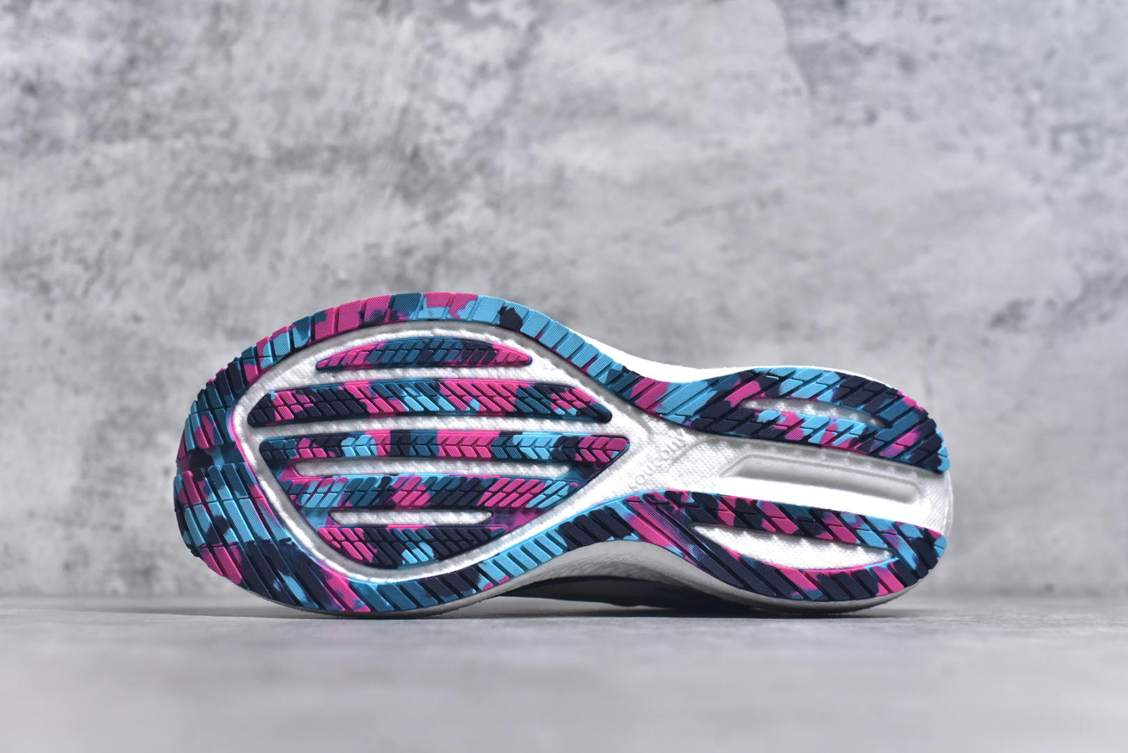 图片[6]-#Saucony Triumph 20 索康尼胜利20代旗舰级缓震型跑鞋 性能相比前几代再升级：鞋面采用全新升级的工学网设计 贴合脚部更透气 中底部分使用最新的PWRRUN+材质 搭配PWRRUN+鞋垫使中底的大幅加厚 10mm坡差进一步提供缓震、回弹性能 内底则采用了FORMFIT动态适应系统 动态契合脚型 提升包裹性和舒适性 提供更卓越的动态回馈体验 XT-900橡胶大底 可提供良好的抓地力和较强抗磨性能 尺码：35.5 36 36.5 37.5 38 38.5 39 40 40.5 41 42 42.5 43 44 44.5 45-选品中心
