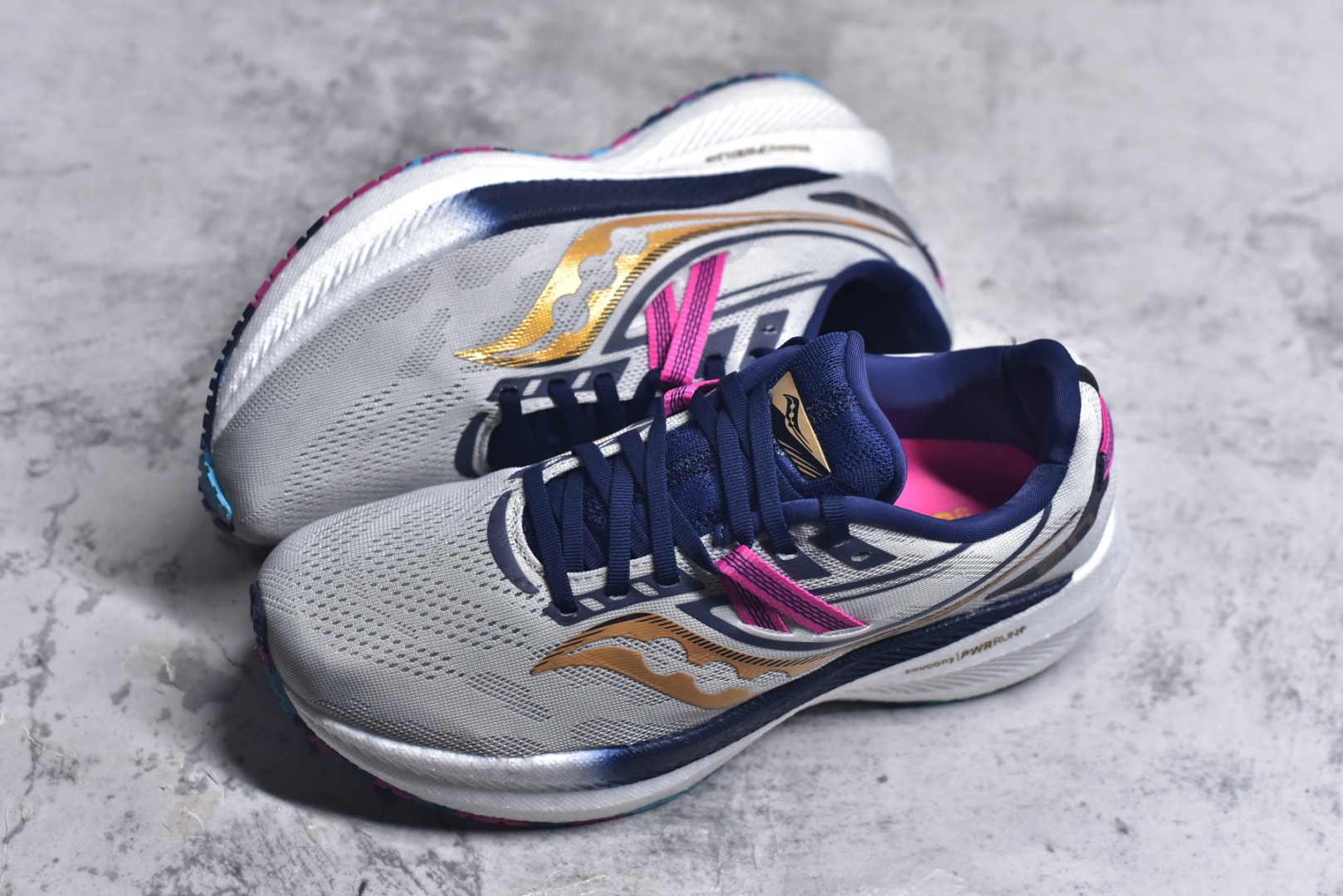 图片[7]-#Saucony Triumph 20 索康尼胜利20代旗舰级缓震型跑鞋 性能相比前几代再升级：鞋面采用全新升级的工学网设计 贴合脚部更透气 中底部分使用最新的PWRRUN+材质 搭配PWRRUN+鞋垫使中底的大幅加厚 10mm坡差进一步提供缓震、回弹性能 内底则采用了FORMFIT动态适应系统 动态契合脚型 提升包裹性和舒适性 提供更卓越的动态回馈体验 XT-900橡胶大底 可提供良好的抓地力和较强抗磨性能 尺码：35.5 36 36.5 37.5 38 38.5 39 40 40.5 41 42 42.5 43 44 44.5 45-选品中心