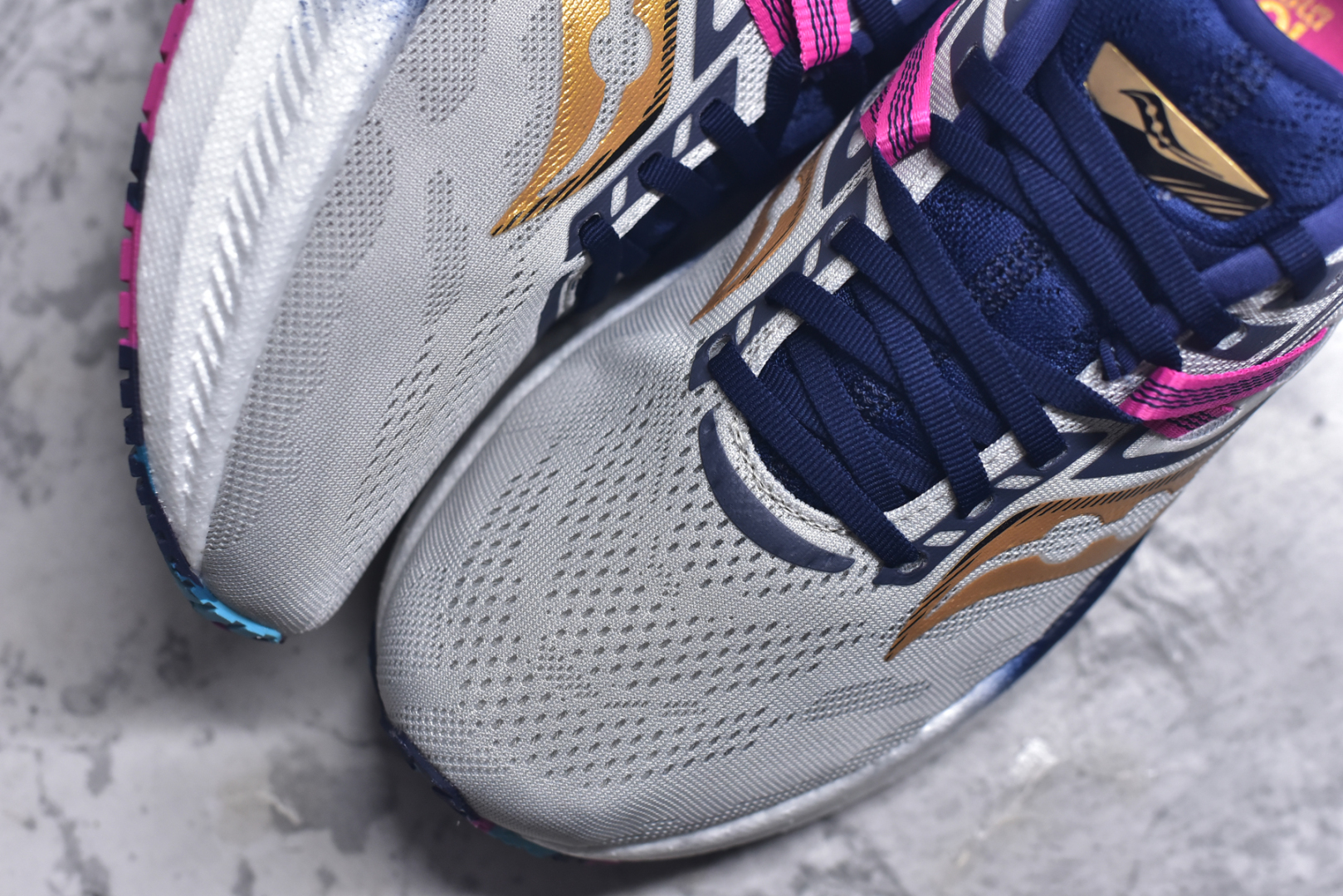 图片[8]-#Saucony Triumph 20 索康尼胜利20代旗舰级缓震型跑鞋 性能相比前几代再升级：鞋面采用全新升级的工学网设计 贴合脚部更透气 中底部分使用最新的PWRRUN+材质 搭配PWRRUN+鞋垫使中底的大幅加厚 10mm坡差进一步提供缓震、回弹性能 内底则采用了FORMFIT动态适应系统 动态契合脚型 提升包裹性和舒适性 提供更卓越的动态回馈体验 XT-900橡胶大底 可提供良好的抓地力和较强抗磨性能 尺码：35.5 36 36.5 37.5 38 38.5 39 40 40.5 41 42 42.5 43 44 44.5 45-选品中心
