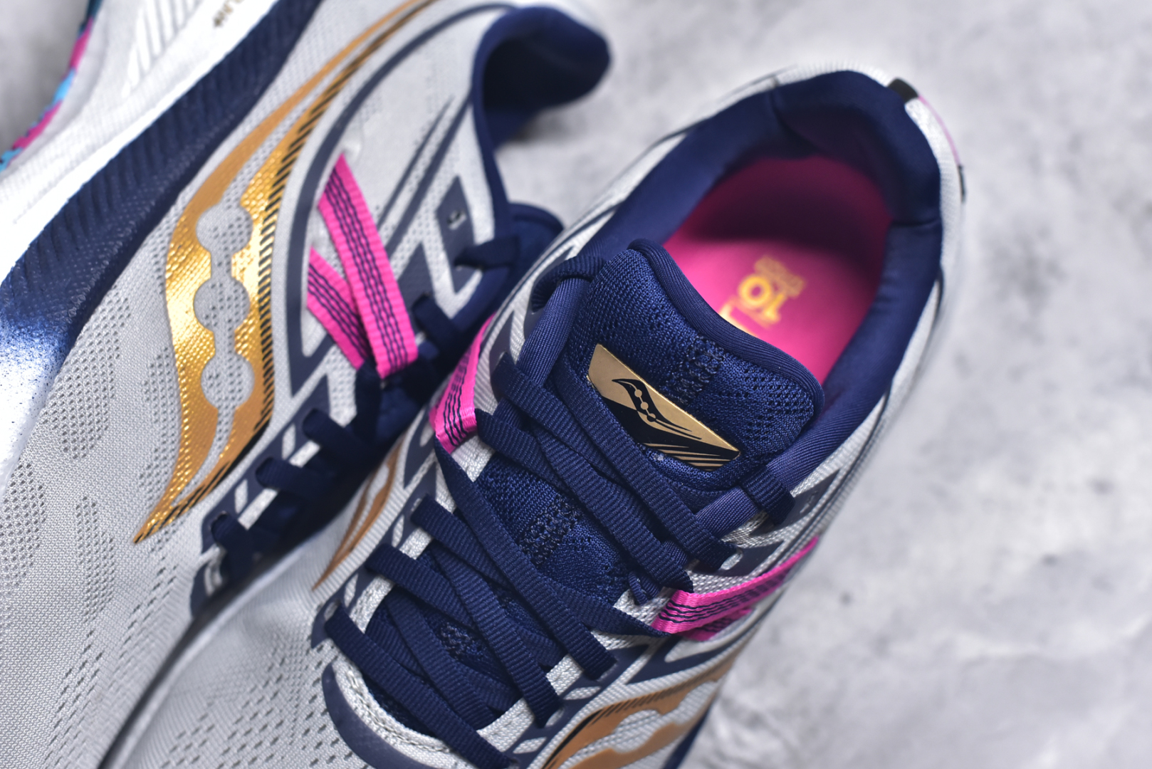 图片[9]-#Saucony Triumph 20 索康尼胜利20代旗舰级缓震型跑鞋 性能相比前几代再升级：鞋面采用全新升级的工学网设计 贴合脚部更透气 中底部分使用最新的PWRRUN+材质 搭配PWRRUN+鞋垫使中底的大幅加厚 10mm坡差进一步提供缓震、回弹性能 内底则采用了FORMFIT动态适应系统 动态契合脚型 提升包裹性和舒适性 提供更卓越的动态回馈体验 XT-900橡胶大底 可提供良好的抓地力和较强抗磨性能 尺码：35.5 36 36.5 37.5 38 38.5 39 40 40.5 41 42 42.5 43 44 44.5 45-选品中心