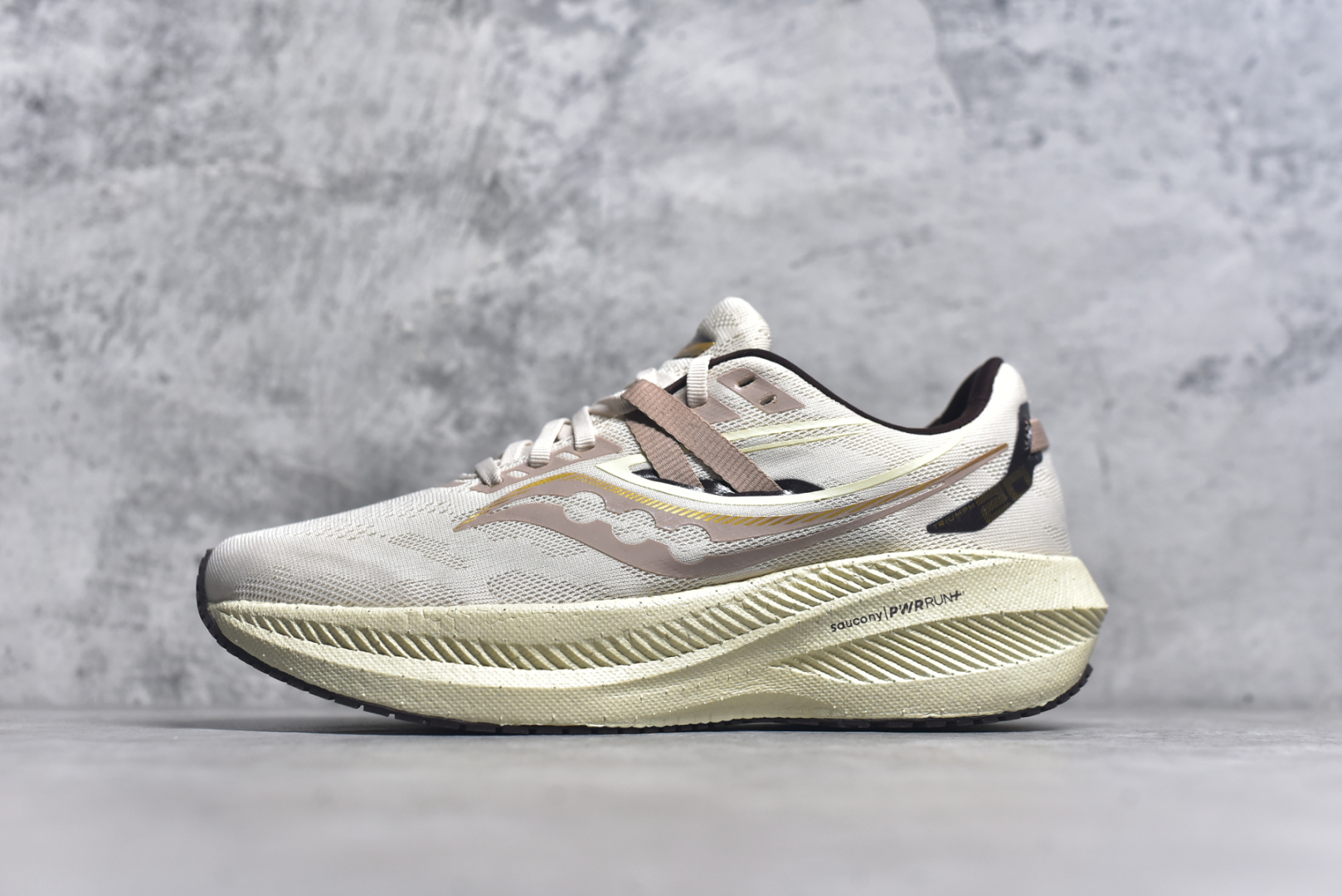 #Saucony Triumph 20 索康尼胜利20代旗舰级缓震型跑鞋 性能相比前几代再升级：鞋面采用全新升级的工学网设计 贴合脚部更透气 中底部分使用最新的PWRRUN+材质 搭配PWRRUN+鞋垫使中底的大幅加厚 10mm坡差进一步提供缓震、回弹性能 内底则采用了FORMFIT动态适应系统 动态契合脚型 提升包裹性和舒适性 提供更卓越的动态回馈体验 XT-900橡胶大底 可提供良好的抓地力和较强抗磨性能 尺码：35.5 36 36.5 37.5 38 38.5 39 40 40.5 41 42 42.5 43 44 44.5 45-选品中心