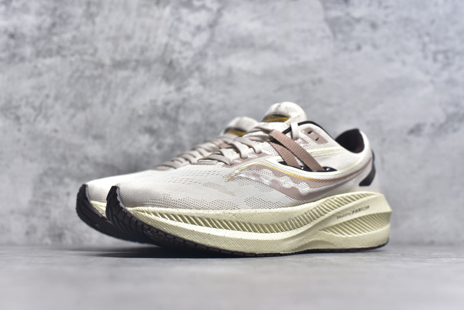 图片[2]-#Saucony Triumph 20 索康尼胜利20代旗舰级缓震型跑鞋 性能相比前几代再升级：鞋面采用全新升级的工学网设计 贴合脚部更透气 中底部分使用最新的PWRRUN+材质 搭配PWRRUN+鞋垫使中底的大幅加厚 10mm坡差进一步提供缓震、回弹性能 内底则采用了FORMFIT动态适应系统 动态契合脚型 提升包裹性和舒适性 提供更卓越的动态回馈体验 XT-900橡胶大底 可提供良好的抓地力和较强抗磨性能 尺码：35.5 36 36.5 37.5 38 38.5 39 40 40.5 41 42 42.5 43 44 44.5 45-选品中心