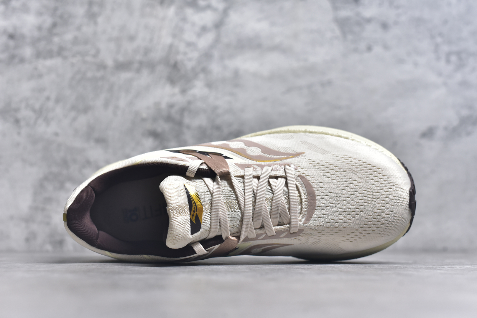 图片[4]-#Saucony Triumph 20 索康尼胜利20代旗舰级缓震型跑鞋 性能相比前几代再升级：鞋面采用全新升级的工学网设计 贴合脚部更透气 中底部分使用最新的PWRRUN+材质 搭配PWRRUN+鞋垫使中底的大幅加厚 10mm坡差进一步提供缓震、回弹性能 内底则采用了FORMFIT动态适应系统 动态契合脚型 提升包裹性和舒适性 提供更卓越的动态回馈体验 XT-900橡胶大底 可提供良好的抓地力和较强抗磨性能 尺码：35.5 36 36.5 37.5 38 38.5 39 40 40.5 41 42 42.5 43 44 44.5 45-选品中心