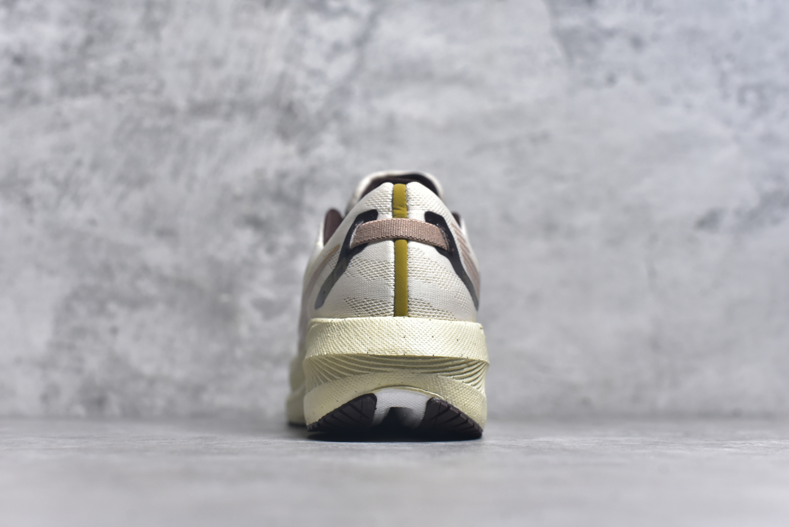 图片[5]-#Saucony Triumph 20 索康尼胜利20代旗舰级缓震型跑鞋 性能相比前几代再升级：鞋面采用全新升级的工学网设计 贴合脚部更透气 中底部分使用最新的PWRRUN+材质 搭配PWRRUN+鞋垫使中底的大幅加厚 10mm坡差进一步提供缓震、回弹性能 内底则采用了FORMFIT动态适应系统 动态契合脚型 提升包裹性和舒适性 提供更卓越的动态回馈体验 XT-900橡胶大底 可提供良好的抓地力和较强抗磨性能 尺码：35.5 36 36.5 37.5 38 38.5 39 40 40.5 41 42 42.5 43 44 44.5 45-选品中心