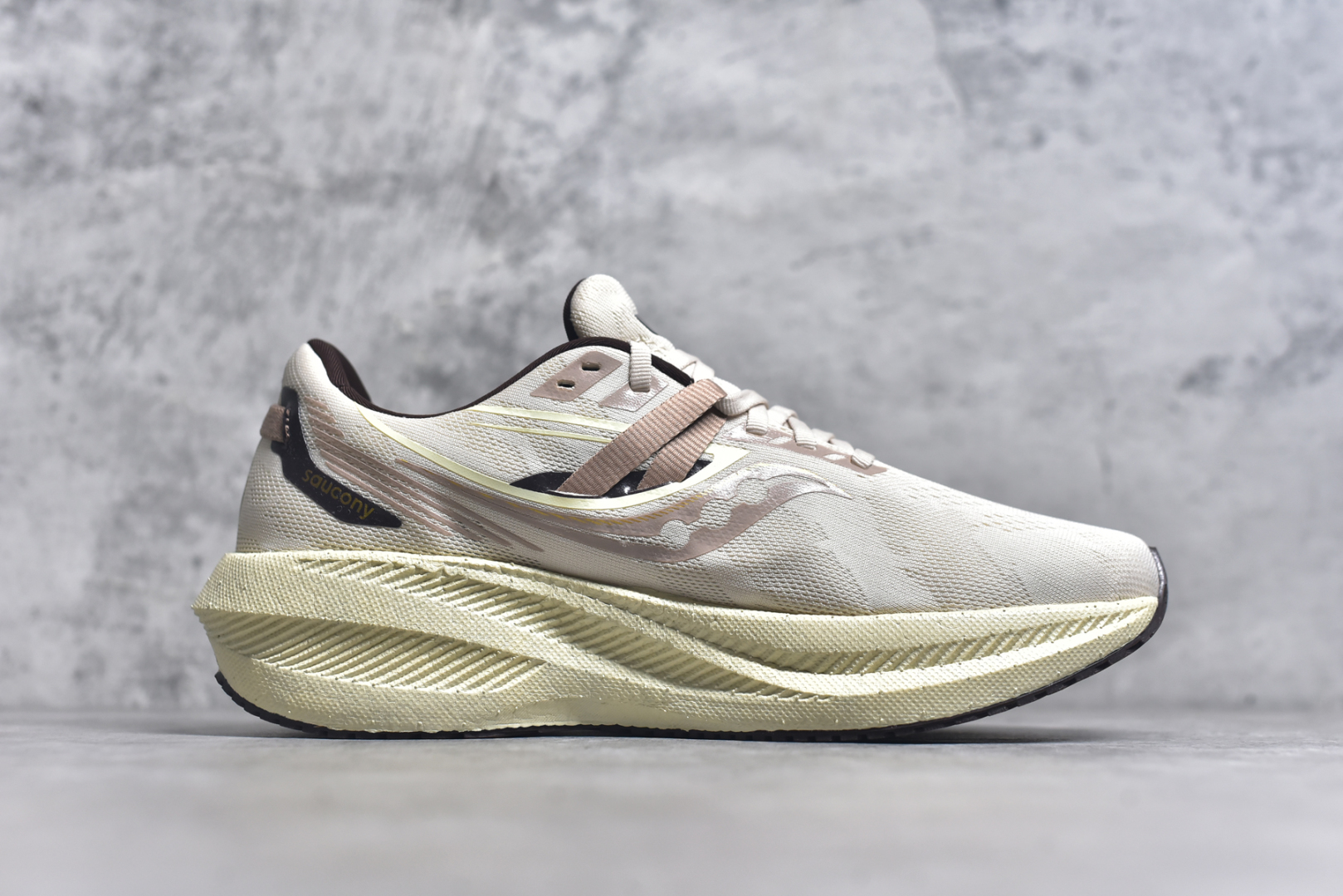 图片[3]-#Saucony Triumph 20 索康尼胜利20代旗舰级缓震型跑鞋 性能相比前几代再升级：鞋面采用全新升级的工学网设计 贴合脚部更透气 中底部分使用最新的PWRRUN+材质 搭配PWRRUN+鞋垫使中底的大幅加厚 10mm坡差进一步提供缓震、回弹性能 内底则采用了FORMFIT动态适应系统 动态契合脚型 提升包裹性和舒适性 提供更卓越的动态回馈体验 XT-900橡胶大底 可提供良好的抓地力和较强抗磨性能 尺码：35.5 36 36.5 37.5 38 38.5 39 40 40.5 41 42 42.5 43 44 44.5 45-选品中心