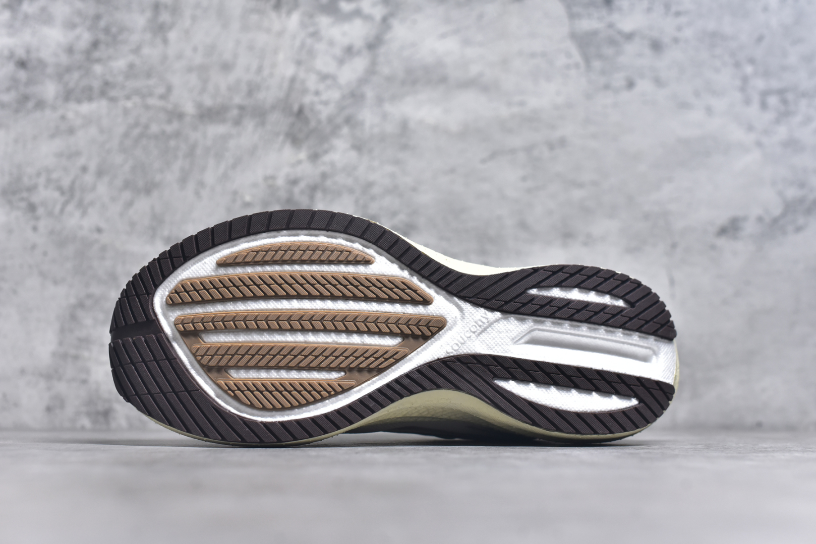 图片[6]-#Saucony Triumph 20 索康尼胜利20代旗舰级缓震型跑鞋 性能相比前几代再升级：鞋面采用全新升级的工学网设计 贴合脚部更透气 中底部分使用最新的PWRRUN+材质 搭配PWRRUN+鞋垫使中底的大幅加厚 10mm坡差进一步提供缓震、回弹性能 内底则采用了FORMFIT动态适应系统 动态契合脚型 提升包裹性和舒适性 提供更卓越的动态回馈体验 XT-900橡胶大底 可提供良好的抓地力和较强抗磨性能 尺码：35.5 36 36.5 37.5 38 38.5 39 40 40.5 41 42 42.5 43 44 44.5 45-选品中心