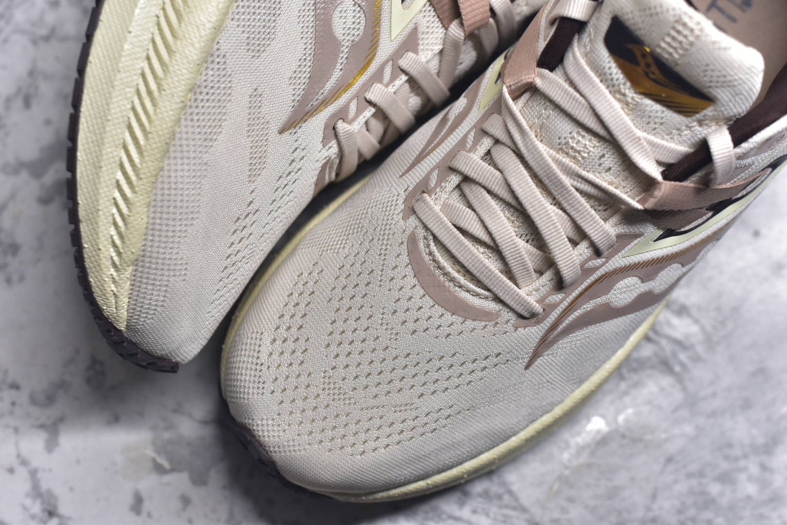 图片[8]-#Saucony Triumph 20 索康尼胜利20代旗舰级缓震型跑鞋 性能相比前几代再升级：鞋面采用全新升级的工学网设计 贴合脚部更透气 中底部分使用最新的PWRRUN+材质 搭配PWRRUN+鞋垫使中底的大幅加厚 10mm坡差进一步提供缓震、回弹性能 内底则采用了FORMFIT动态适应系统 动态契合脚型 提升包裹性和舒适性 提供更卓越的动态回馈体验 XT-900橡胶大底 可提供良好的抓地力和较强抗磨性能 尺码：35.5 36 36.5 37.5 38 38.5 39 40 40.5 41 42 42.5 43 44 44.5 45-选品中心