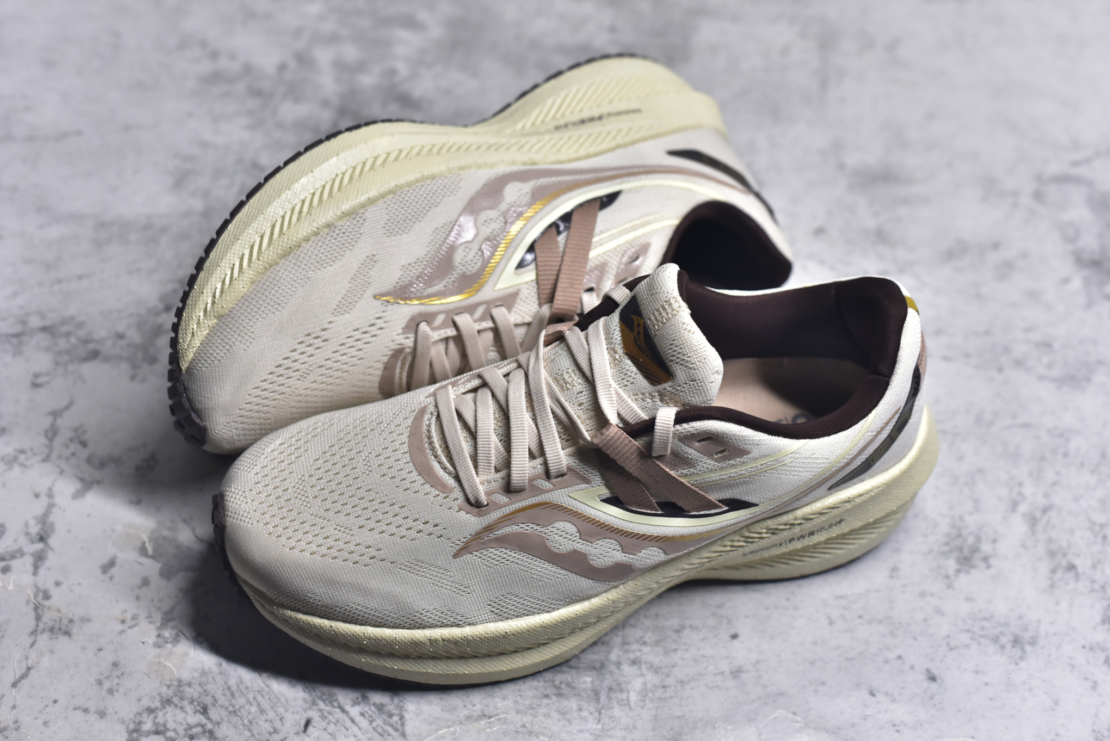 图片[7]-#Saucony Triumph 20 索康尼胜利20代旗舰级缓震型跑鞋 性能相比前几代再升级：鞋面采用全新升级的工学网设计 贴合脚部更透气 中底部分使用最新的PWRRUN+材质 搭配PWRRUN+鞋垫使中底的大幅加厚 10mm坡差进一步提供缓震、回弹性能 内底则采用了FORMFIT动态适应系统 动态契合脚型 提升包裹性和舒适性 提供更卓越的动态回馈体验 XT-900橡胶大底 可提供良好的抓地力和较强抗磨性能 尺码：35.5 36 36.5 37.5 38 38.5 39 40 40.5 41 42 42.5 43 44 44.5 45-选品中心