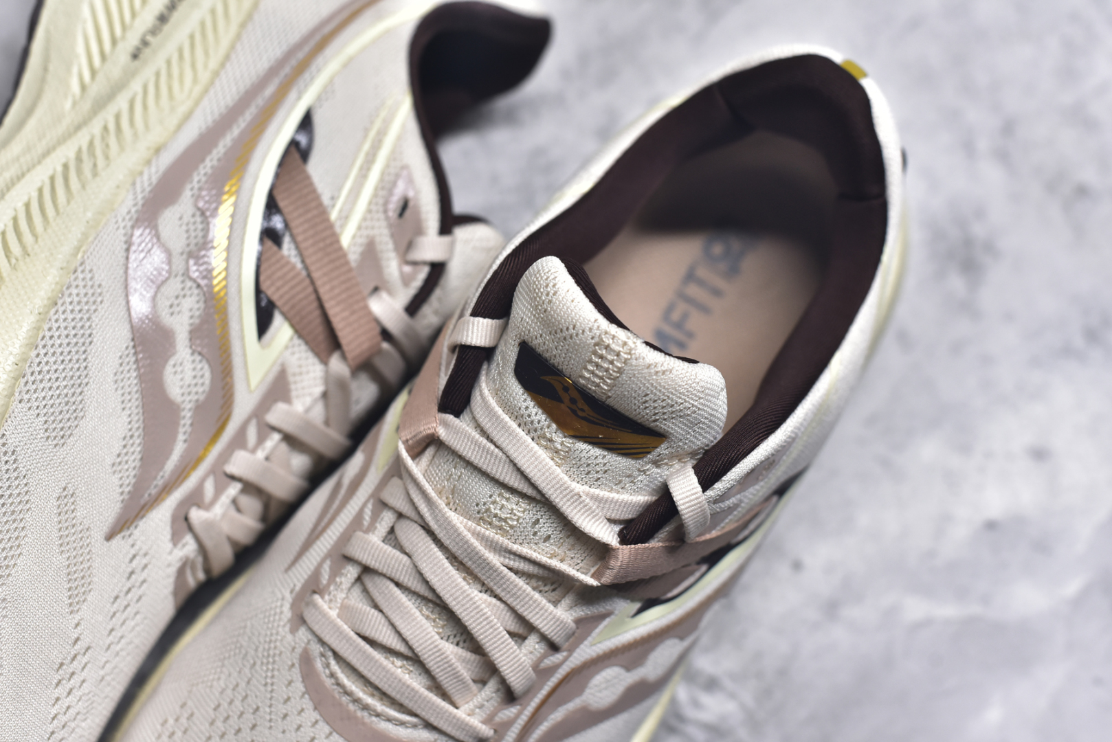 图片[9]-#Saucony Triumph 20 索康尼胜利20代旗舰级缓震型跑鞋 性能相比前几代再升级：鞋面采用全新升级的工学网设计 贴合脚部更透气 中底部分使用最新的PWRRUN+材质 搭配PWRRUN+鞋垫使中底的大幅加厚 10mm坡差进一步提供缓震、回弹性能 内底则采用了FORMFIT动态适应系统 动态契合脚型 提升包裹性和舒适性 提供更卓越的动态回馈体验 XT-900橡胶大底 可提供良好的抓地力和较强抗磨性能 尺码：35.5 36 36.5 37.5 38 38.5 39 40 40.5 41 42 42.5 43 44 44.5 45-选品中心