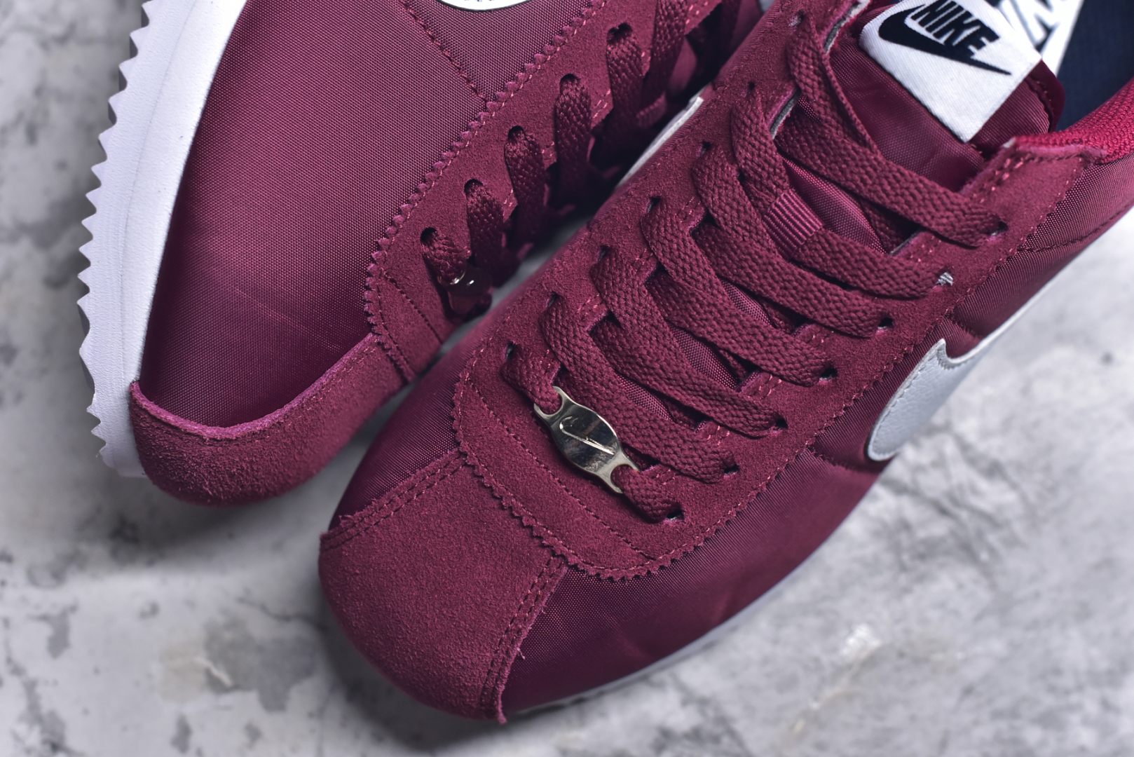 图片[8]-#NK Classic Cortez Leather 阿甘复古初代皮革慢跑鞋 DZ2795-600 实体平台指令订单 全套原纸板楦头开发 原厂数据大底磨具 一比一鞋头弧度高度鞋身弧度 细节品控鞋型随意对比 正确烫金高频细节 公司级标准检验QC 区分市面一切版本 完美复刻阿甘复古鞋型 尺码：35.5 36 36.5 37.5 38 38.5 39 40 40.5 41 42 42.5 43 44 45-选品中心