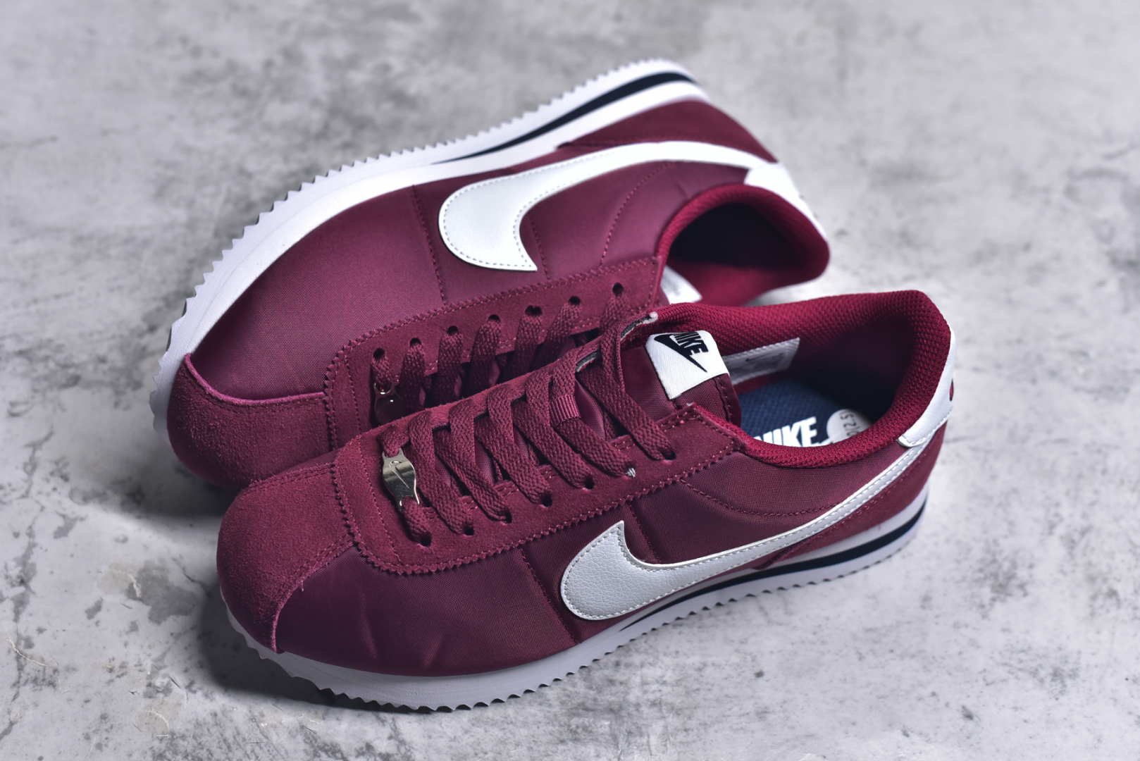 图片[7]-#NK Classic Cortez Leather 阿甘复古初代皮革慢跑鞋 DZ2795-600 实体平台指令订单 全套原纸板楦头开发 原厂数据大底磨具 一比一鞋头弧度高度鞋身弧度 细节品控鞋型随意对比 正确烫金高频细节 公司级标准检验QC 区分市面一切版本 完美复刻阿甘复古鞋型 尺码：35.5 36 36.5 37.5 38 38.5 39 40 40.5 41 42 42.5 43 44 45-选品中心