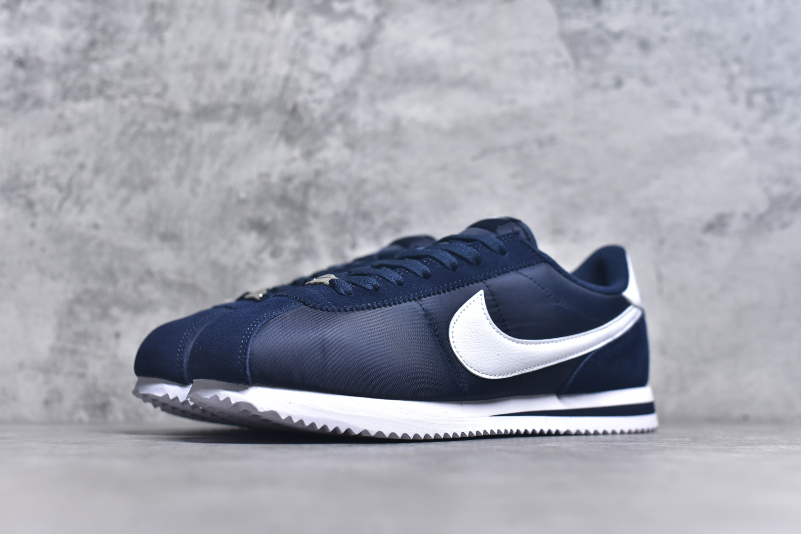 图片[2]-#NK Classic Cortez Leather 阿甘复古初代皮革慢跑鞋 HF0263-400 实体平台指令订单 全套原纸板楦头开发 原厂数据大底磨具 一比一鞋头弧度高度鞋身弧度 细节品控鞋型随意对比 正确烫金高频细节 公司级标准检验QC 区分市面一切版本 完美复刻阿甘复古鞋型 尺码：35.5 36 36.5 37.5 38 38.5 39 40 40.5 41 42 42.5 43 44 45-选品中心