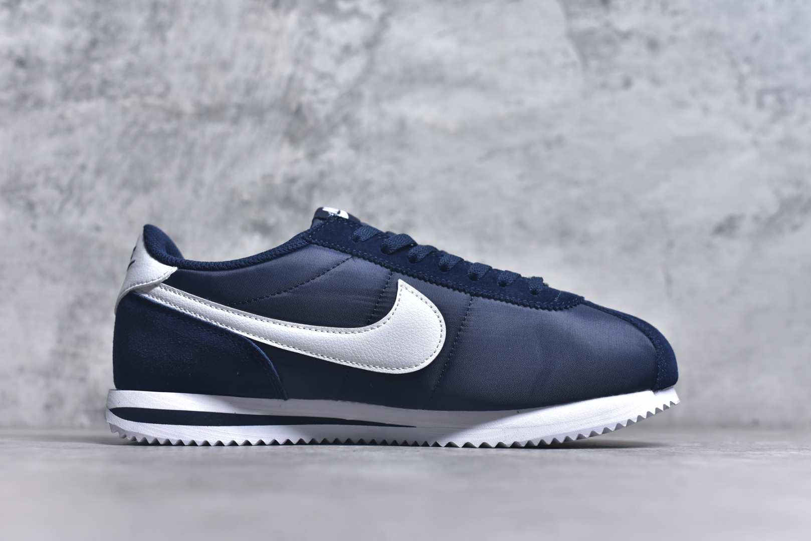 图片[3]-#NK Classic Cortez Leather 阿甘复古初代皮革慢跑鞋 HF0263-400 实体平台指令订单 全套原纸板楦头开发 原厂数据大底磨具 一比一鞋头弧度高度鞋身弧度 细节品控鞋型随意对比 正确烫金高频细节 公司级标准检验QC 区分市面一切版本 完美复刻阿甘复古鞋型 尺码：35.5 36 36.5 37.5 38 38.5 39 40 40.5 41 42 42.5 43 44 45-选品中心