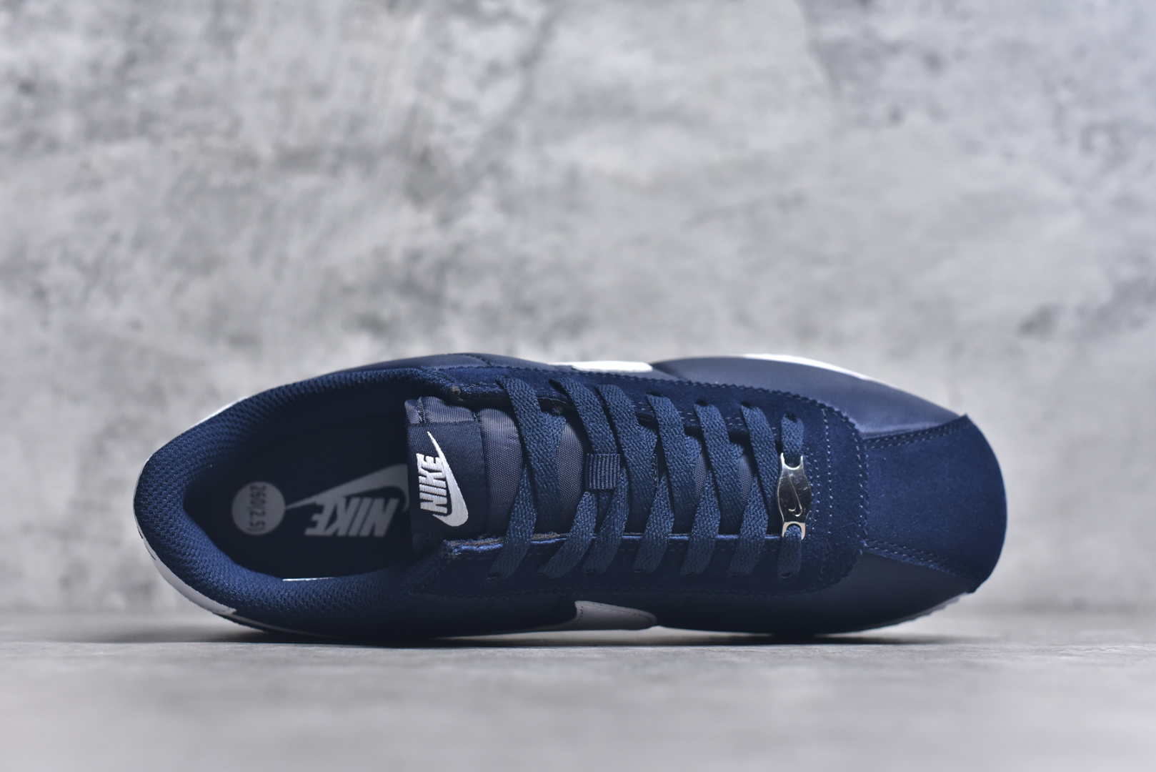 图片[4]-#NK Classic Cortez Leather 阿甘复古初代皮革慢跑鞋 HF0263-400 实体平台指令订单 全套原纸板楦头开发 原厂数据大底磨具 一比一鞋头弧度高度鞋身弧度 细节品控鞋型随意对比 正确烫金高频细节 公司级标准检验QC 区分市面一切版本 完美复刻阿甘复古鞋型 尺码：35.5 36 36.5 37.5 38 38.5 39 40 40.5 41 42 42.5 43 44 45-选品中心