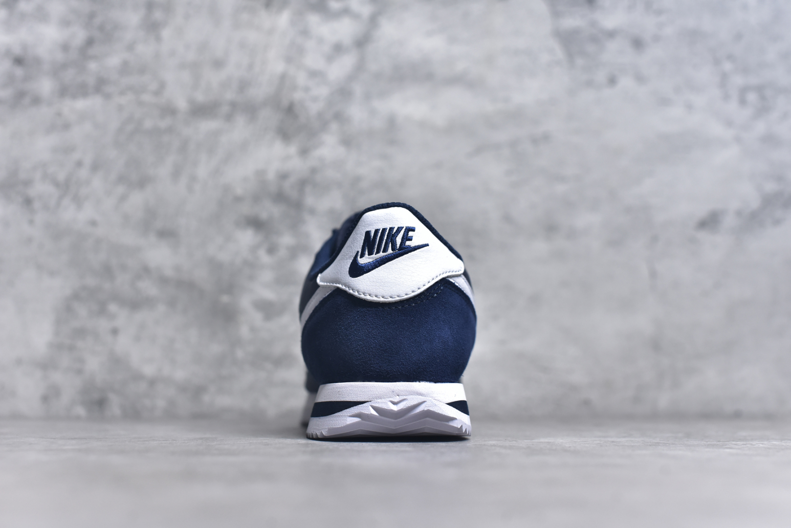 图片[5]-#NK Classic Cortez Leather 阿甘复古初代皮革慢跑鞋 HF0263-400 实体平台指令订单 全套原纸板楦头开发 原厂数据大底磨具 一比一鞋头弧度高度鞋身弧度 细节品控鞋型随意对比 正确烫金高频细节 公司级标准检验QC 区分市面一切版本 完美复刻阿甘复古鞋型 尺码：35.5 36 36.5 37.5 38 38.5 39 40 40.5 41 42 42.5 43 44 45-选品中心