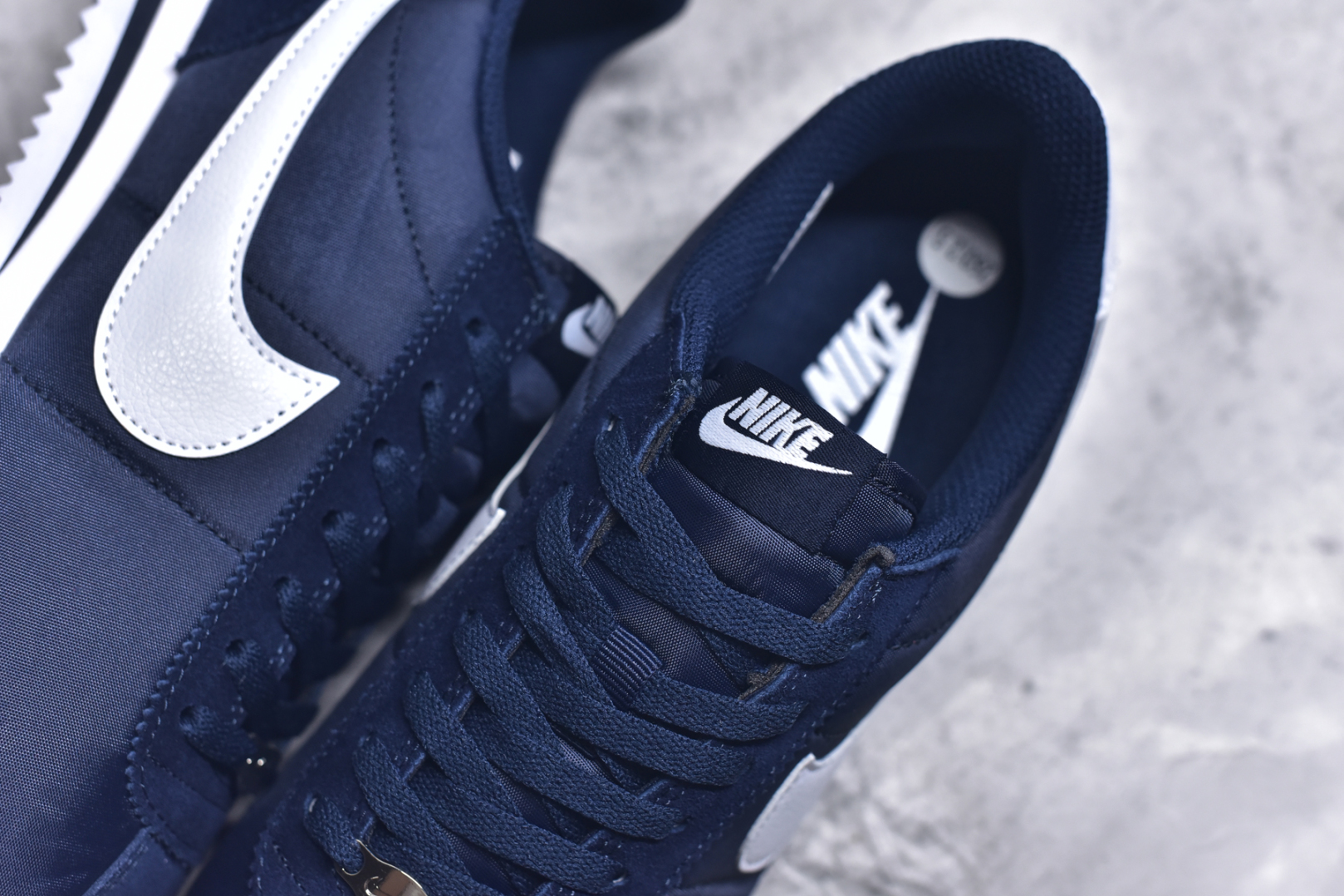 图片[9]-#NK Classic Cortez Leather 阿甘复古初代皮革慢跑鞋 HF0263-400 实体平台指令订单 全套原纸板楦头开发 原厂数据大底磨具 一比一鞋头弧度高度鞋身弧度 细节品控鞋型随意对比 正确烫金高频细节 公司级标准检验QC 区分市面一切版本 完美复刻阿甘复古鞋型 尺码：35.5 36 36.5 37.5 38 38.5 39 40 40.5 41 42 42.5 43 44 45-选品中心