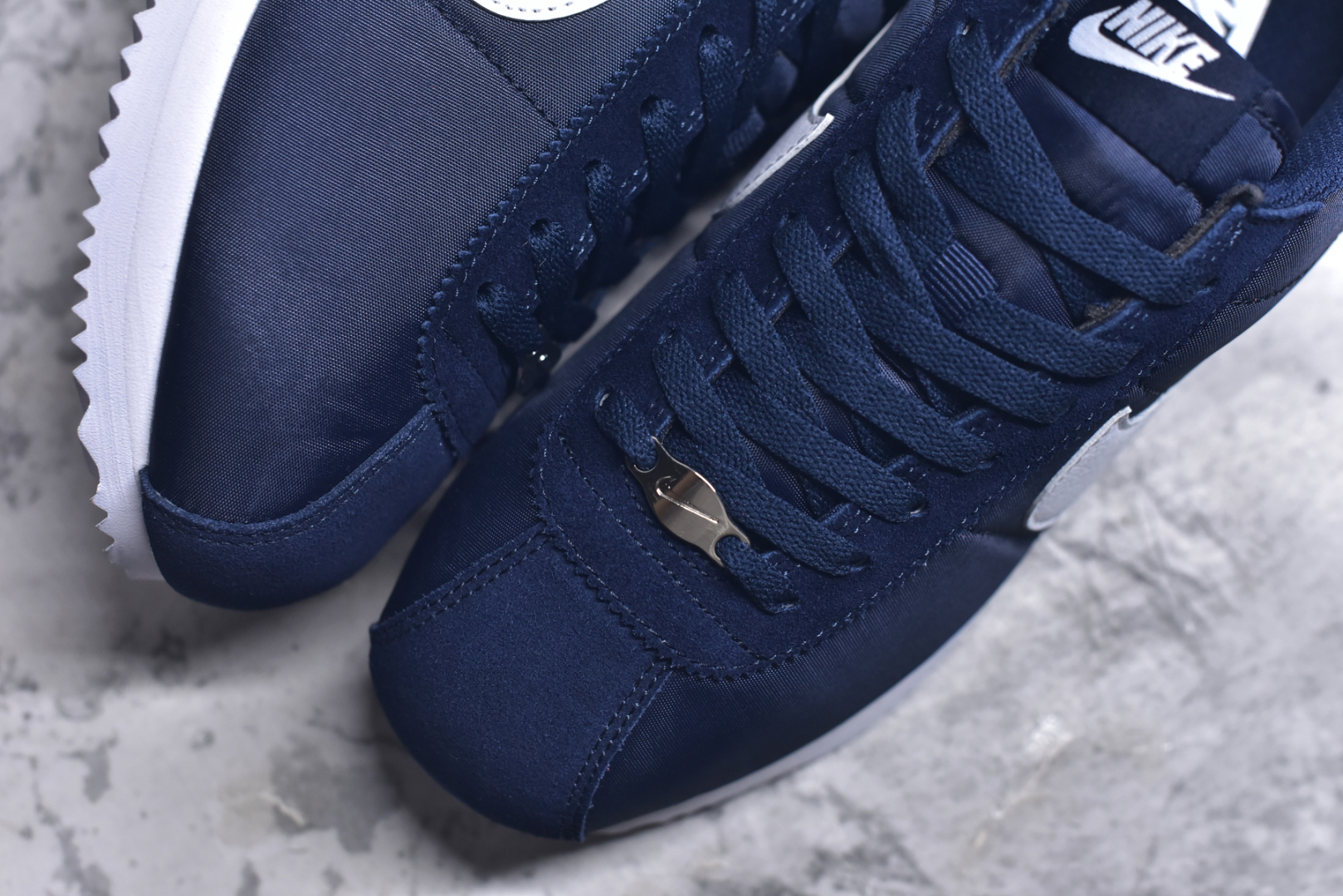 图片[8]-#NK Classic Cortez Leather 阿甘复古初代皮革慢跑鞋 HF0263-400 实体平台指令订单 全套原纸板楦头开发 原厂数据大底磨具 一比一鞋头弧度高度鞋身弧度 细节品控鞋型随意对比 正确烫金高频细节 公司级标准检验QC 区分市面一切版本 完美复刻阿甘复古鞋型 尺码：35.5 36 36.5 37.5 38 38.5 39 40 40.5 41 42 42.5 43 44 45-选品中心