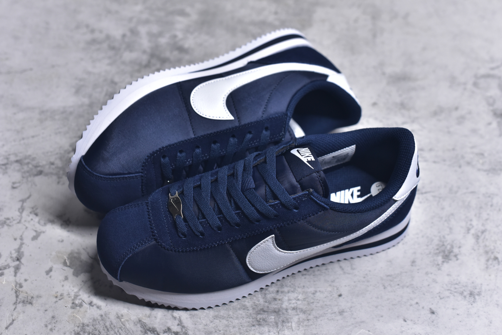 图片[7]-#NK Classic Cortez Leather 阿甘复古初代皮革慢跑鞋 HF0263-400 实体平台指令订单 全套原纸板楦头开发 原厂数据大底磨具 一比一鞋头弧度高度鞋身弧度 细节品控鞋型随意对比 正确烫金高频细节 公司级标准检验QC 区分市面一切版本 完美复刻阿甘复古鞋型 尺码：35.5 36 36.5 37.5 38 38.5 39 40 40.5 41 42 42.5 43 44 45-选品中心