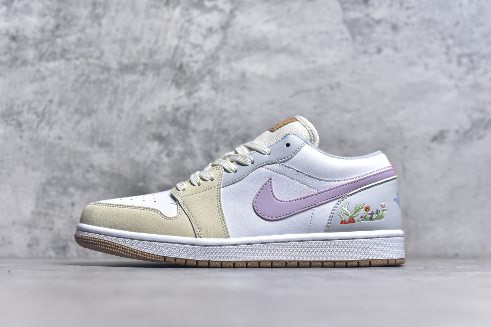 #Air Jordan AJ1 Low 低帮 米黄粉 IB8861-151 全新流水线出品 DT版本唯一平替选择 市场第二梯队最强版 全部原鞋开发 原楦原纸板开发 全鞋电脑针车 原厂内置全掌气垫 原盒内在原标 唯一Zp原版鞋带绑法 免检产品 全新2022版型 全头层皮料 完美零毛边处理 原厂配置全掌气垫 价格定位良心 几十个配色陆续出货 实拍调校N版已经零色差零失真 百分百还原实物色彩所见即所得 不存在货不对板色差等低级问题 选购参考实物拍摄 不混卖不参货 只用心做好货严格选品 承诺混一赔十 尺码：36 36.5 37.5 38 38.5 39 40 40.5 41 42 42.5 43 44 44.5 45-选品中心