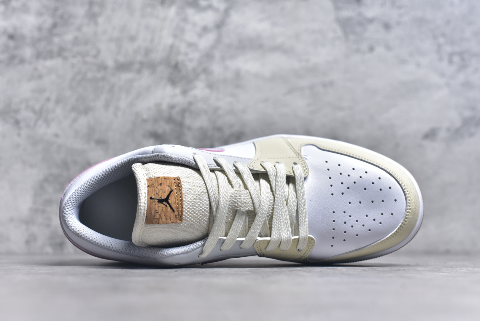 图片[4]-#Air Jordan AJ1 Low 低帮 米黄粉 IB8861-151 全新流水线出品 DT版本唯一平替选择 市场第二梯队最强版 全部原鞋开发 原楦原纸板开发 全鞋电脑针车 原厂内置全掌气垫 原盒内在原标 唯一Zp原版鞋带绑法 免检产品 全新2022版型 全头层皮料 完美零毛边处理 原厂配置全掌气垫 价格定位良心 几十个配色陆续出货 实拍调校N版已经零色差零失真 百分百还原实物色彩所见即所得 不存在货不对板色差等低级问题 选购参考实物拍摄 不混卖不参货 只用心做好货严格选品 承诺混一赔十 尺码：36 36.5 37.5 38 38.5 39 40 40.5 41 42 42.5 43 44 44.5 45-选品中心