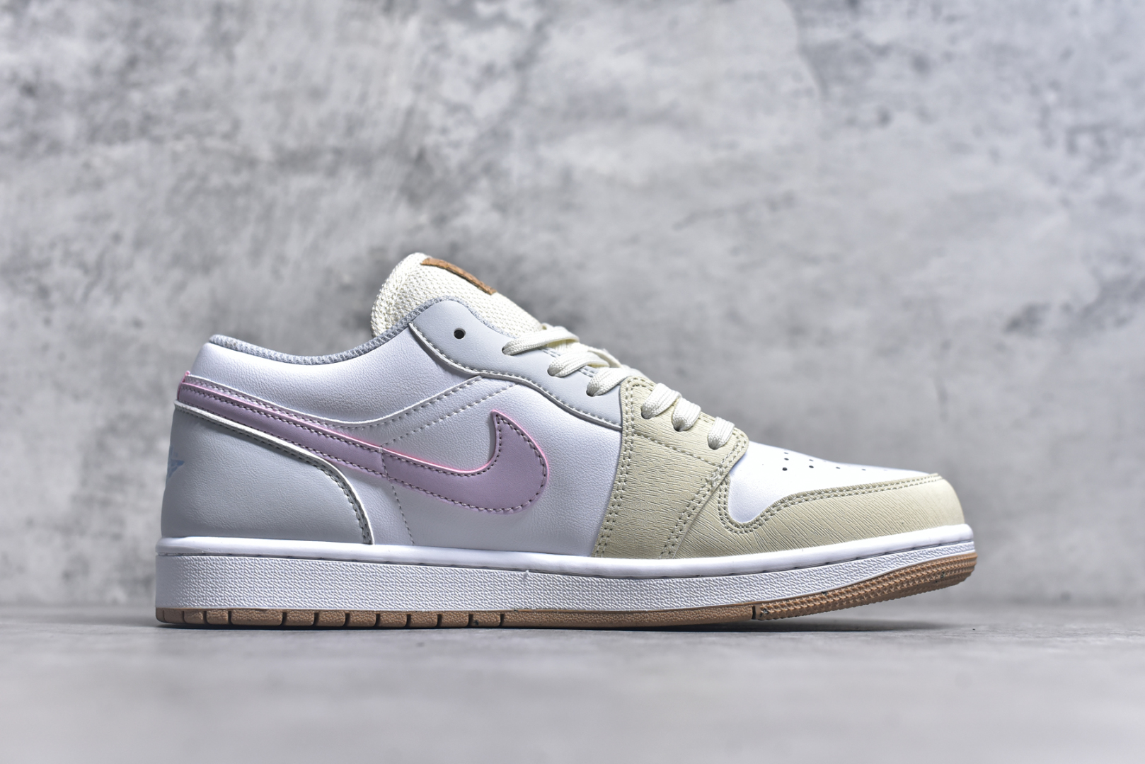 图片[3]-#Air Jordan AJ1 Low 低帮 米黄粉 IB8861-151 全新流水线出品 DT版本唯一平替选择 市场第二梯队最强版 全部原鞋开发 原楦原纸板开发 全鞋电脑针车 原厂内置全掌气垫 原盒内在原标 唯一Zp原版鞋带绑法 免检产品 全新2022版型 全头层皮料 完美零毛边处理 原厂配置全掌气垫 价格定位良心 几十个配色陆续出货 实拍调校N版已经零色差零失真 百分百还原实物色彩所见即所得 不存在货不对板色差等低级问题 选购参考实物拍摄 不混卖不参货 只用心做好货严格选品 承诺混一赔十 尺码：36 36.5 37.5 38 38.5 39 40 40.5 41 42 42.5 43 44 44.5 45-选品中心
