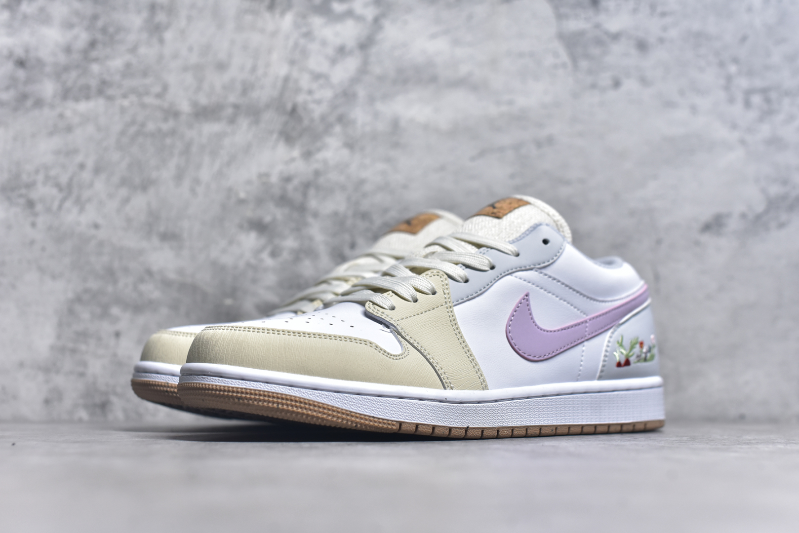 图片[2]-#Air Jordan AJ1 Low 低帮 米黄粉 IB8861-151 全新流水线出品 DT版本唯一平替选择 市场第二梯队最强版 全部原鞋开发 原楦原纸板开发 全鞋电脑针车 原厂内置全掌气垫 原盒内在原标 唯一Zp原版鞋带绑法 免检产品 全新2022版型 全头层皮料 完美零毛边处理 原厂配置全掌气垫 价格定位良心 几十个配色陆续出货 实拍调校N版已经零色差零失真 百分百还原实物色彩所见即所得 不存在货不对板色差等低级问题 选购参考实物拍摄 不混卖不参货 只用心做好货严格选品 承诺混一赔十 尺码：36 36.5 37.5 38 38.5 39 40 40.5 41 42 42.5 43 44 44.5 45-选品中心