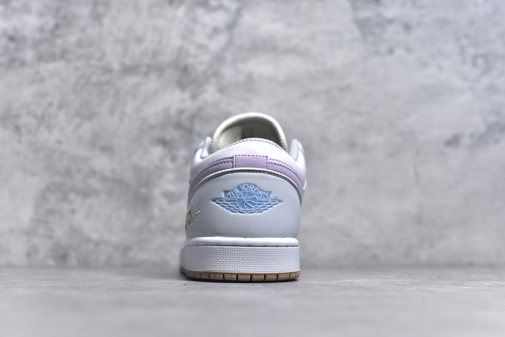 图片[5]-#Air Jordan AJ1 Low 低帮 米黄粉 IB8861-151 全新流水线出品 DT版本唯一平替选择 市场第二梯队最强版 全部原鞋开发 原楦原纸板开发 全鞋电脑针车 原厂内置全掌气垫 原盒内在原标 唯一Zp原版鞋带绑法 免检产品 全新2022版型 全头层皮料 完美零毛边处理 原厂配置全掌气垫 价格定位良心 几十个配色陆续出货 实拍调校N版已经零色差零失真 百分百还原实物色彩所见即所得 不存在货不对板色差等低级问题 选购参考实物拍摄 不混卖不参货 只用心做好货严格选品 承诺混一赔十 尺码：36 36.5 37.5 38 38.5 39 40 40.5 41 42 42.5 43 44 44.5 45-选品中心
