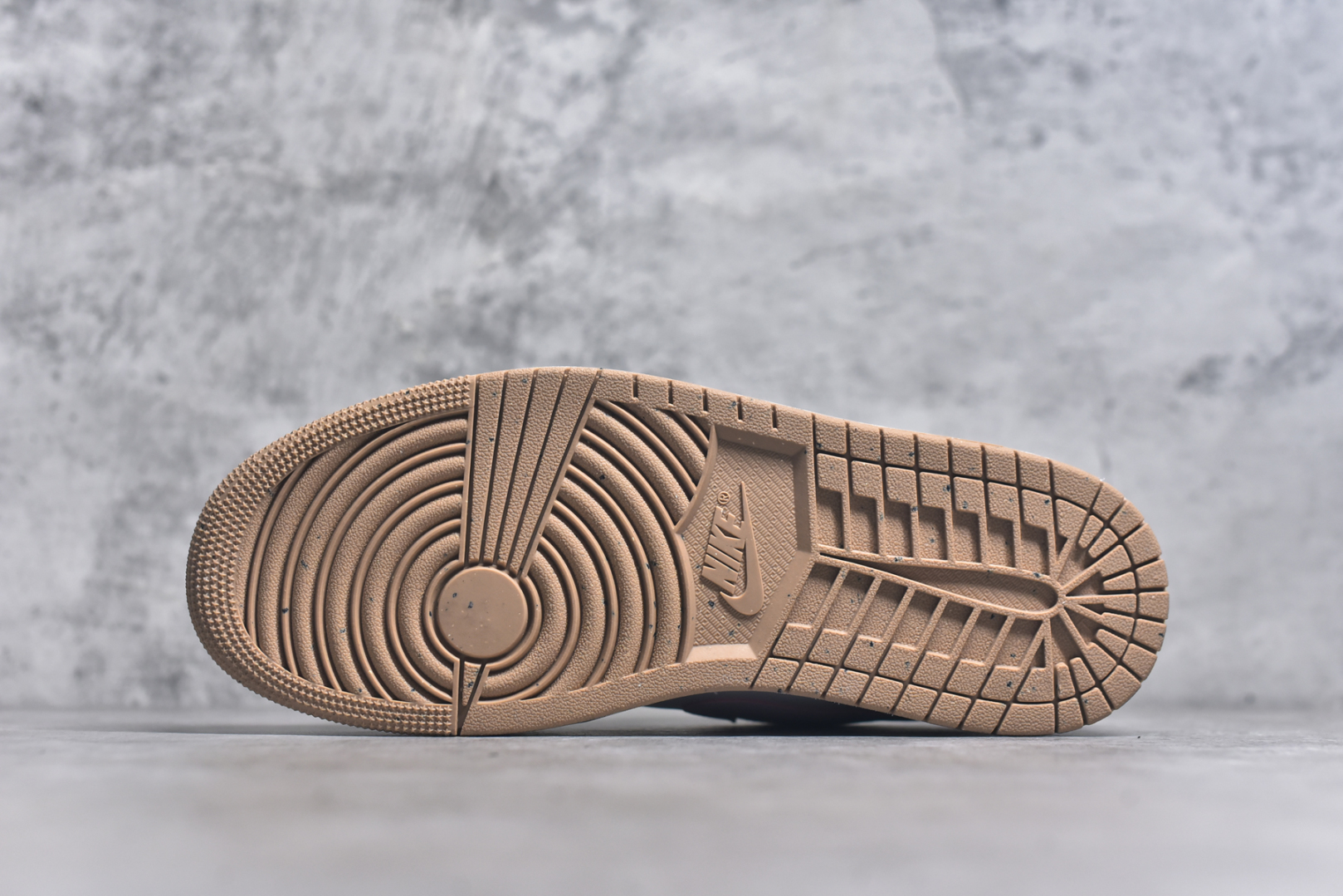 图片[6]-#Air Jordan AJ1 Low 低帮 米黄粉 IB8861-151 全新流水线出品 DT版本唯一平替选择 市场第二梯队最强版 全部原鞋开发 原楦原纸板开发 全鞋电脑针车 原厂内置全掌气垫 原盒内在原标 唯一Zp原版鞋带绑法 免检产品 全新2022版型 全头层皮料 完美零毛边处理 原厂配置全掌气垫 价格定位良心 几十个配色陆续出货 实拍调校N版已经零色差零失真 百分百还原实物色彩所见即所得 不存在货不对板色差等低级问题 选购参考实物拍摄 不混卖不参货 只用心做好货严格选品 承诺混一赔十 尺码：36 36.5 37.5 38 38.5 39 40 40.5 41 42 42.5 43 44 44.5 45-选品中心
