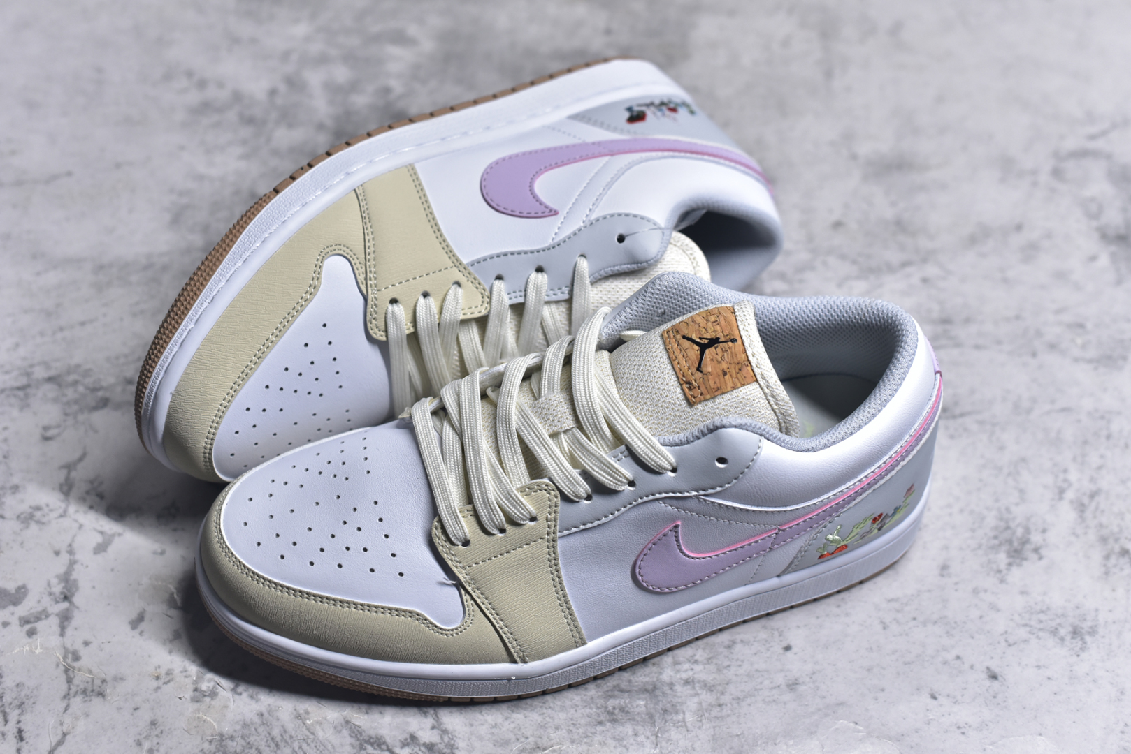 图片[7]-#Air Jordan AJ1 Low 低帮 米黄粉 IB8861-151 全新流水线出品 DT版本唯一平替选择 市场第二梯队最强版 全部原鞋开发 原楦原纸板开发 全鞋电脑针车 原厂内置全掌气垫 原盒内在原标 唯一Zp原版鞋带绑法 免检产品 全新2022版型 全头层皮料 完美零毛边处理 原厂配置全掌气垫 价格定位良心 几十个配色陆续出货 实拍调校N版已经零色差零失真 百分百还原实物色彩所见即所得 不存在货不对板色差等低级问题 选购参考实物拍摄 不混卖不参货 只用心做好货严格选品 承诺混一赔十 尺码：36 36.5 37.5 38 38.5 39 40 40.5 41 42 42.5 43 44 44.5 45-选品中心