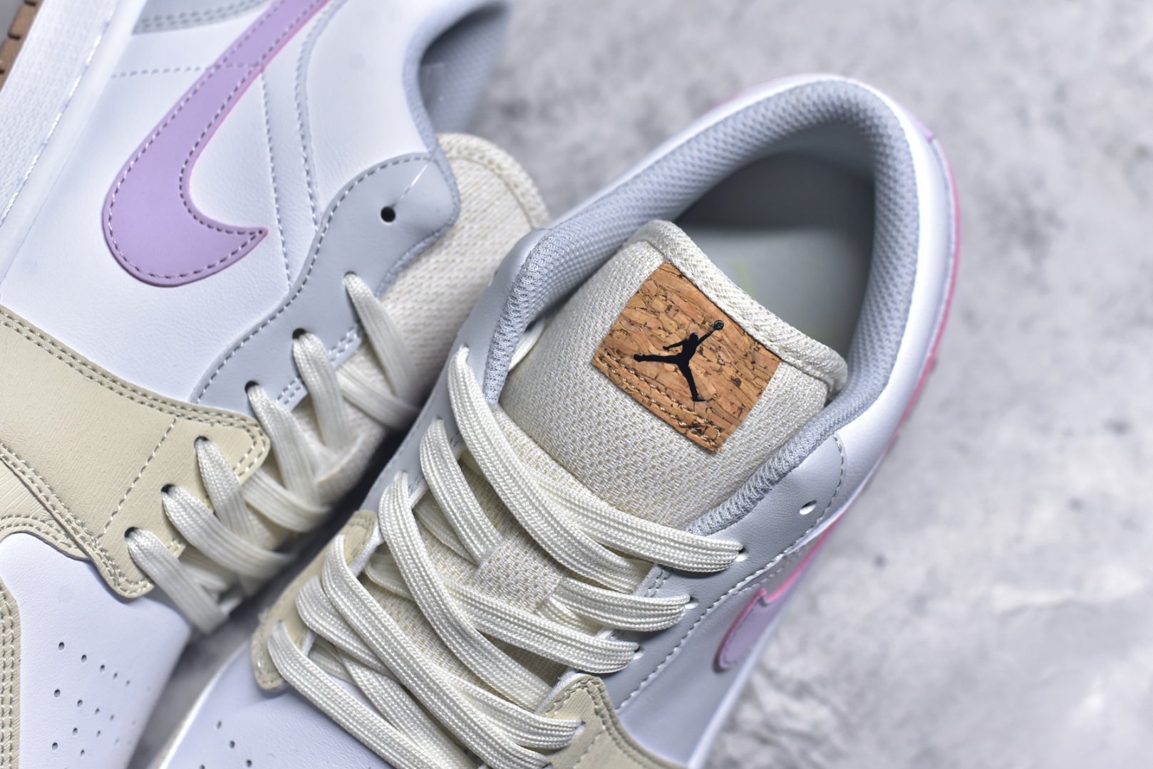 图片[9]-#Air Jordan AJ1 Low 低帮 米黄粉 IB8861-151 全新流水线出品 DT版本唯一平替选择 市场第二梯队最强版 全部原鞋开发 原楦原纸板开发 全鞋电脑针车 原厂内置全掌气垫 原盒内在原标 唯一Zp原版鞋带绑法 免检产品 全新2022版型 全头层皮料 完美零毛边处理 原厂配置全掌气垫 价格定位良心 几十个配色陆续出货 实拍调校N版已经零色差零失真 百分百还原实物色彩所见即所得 不存在货不对板色差等低级问题 选购参考实物拍摄 不混卖不参货 只用心做好货严格选品 承诺混一赔十 尺码：36 36.5 37.5 38 38.5 39 40 40.5 41 42 42.5 43 44 44.5 45-选品中心