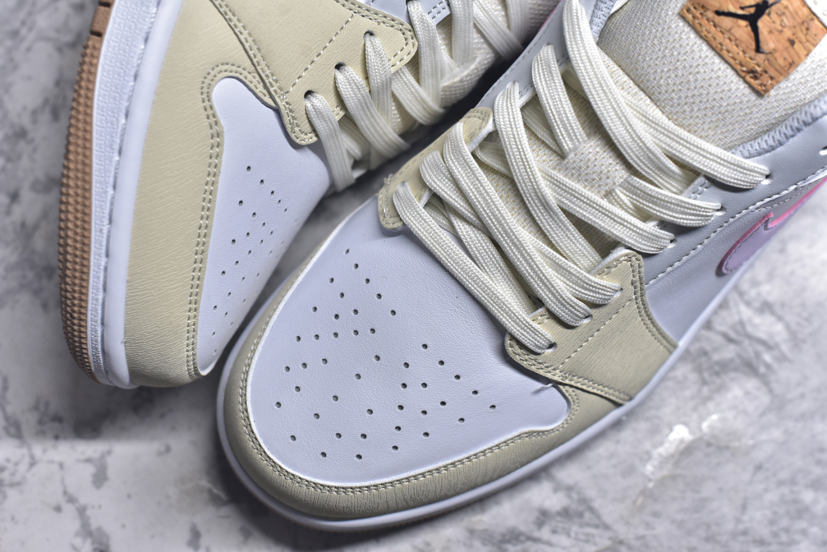 图片[8]-#Air Jordan AJ1 Low 低帮 米黄粉 IB8861-151 全新流水线出品 DT版本唯一平替选择 市场第二梯队最强版 全部原鞋开发 原楦原纸板开发 全鞋电脑针车 原厂内置全掌气垫 原盒内在原标 唯一Zp原版鞋带绑法 免检产品 全新2022版型 全头层皮料 完美零毛边处理 原厂配置全掌气垫 价格定位良心 几十个配色陆续出货 实拍调校N版已经零色差零失真 百分百还原实物色彩所见即所得 不存在货不对板色差等低级问题 选购参考实物拍摄 不混卖不参货 只用心做好货严格选品 承诺混一赔十 尺码：36 36.5 37.5 38 38.5 39 40 40.5 41 42 42.5 43 44 44.5 45-选品中心