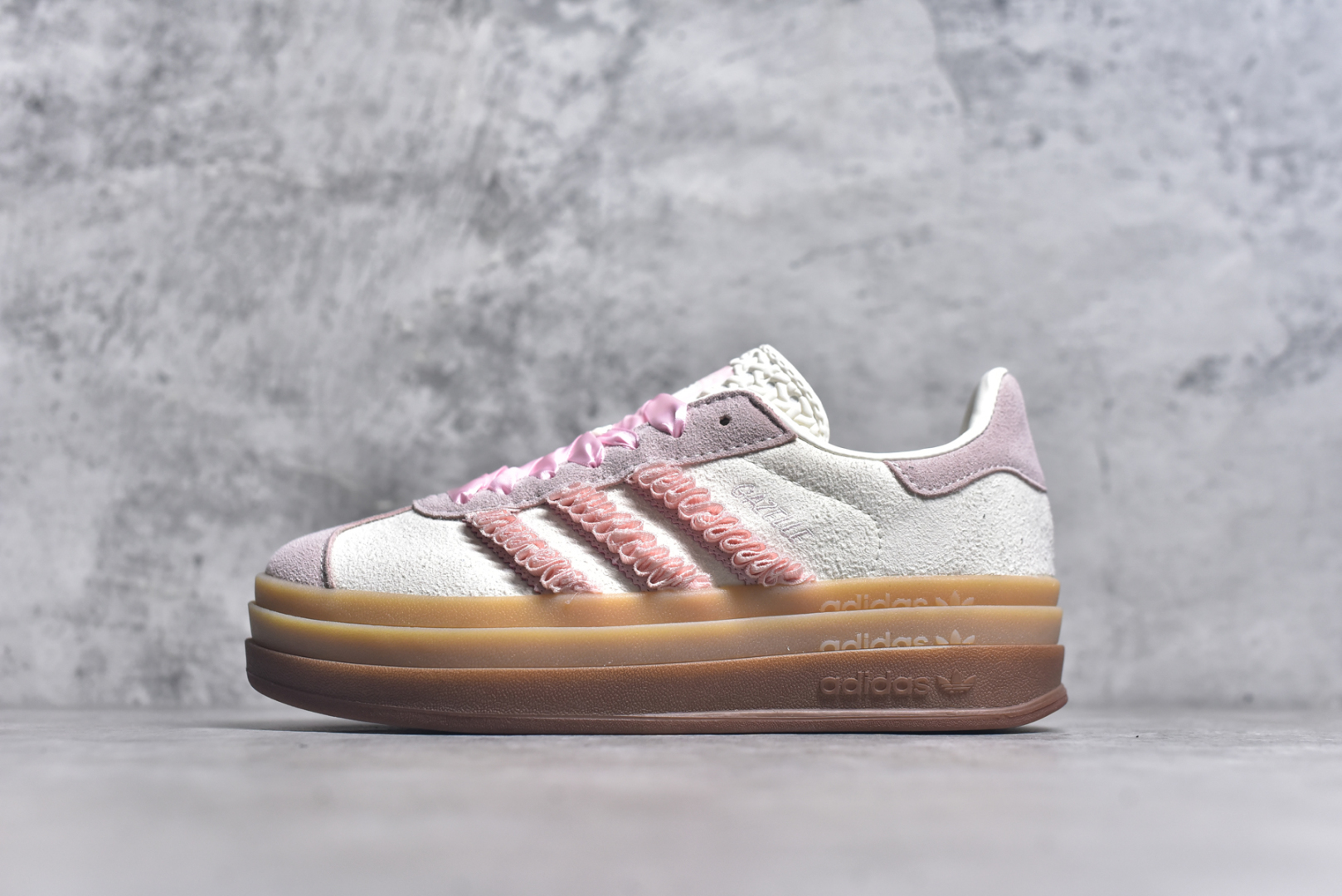#AD Originals Gazelle Bold W 羚羊松糕系列复古百搭厚底增高低帮休闲运动板鞋 JR8374 新的一年就要换新的打扮啦！除了设定变美、健身、减肥等目标外，你已经可以利用鞋子来“偷偷改善身材比例”的愿望了！ 因为有一句话。身高不够。鞋子来凑~赶快入手以下各大运动品牌最新推出的“厚底增高运动鞋”吧。 是最好穿最百搭的长腿神器。 重点是……不仅价格不错～鞋子也不错啊！Originals的Gazelle Bold鞋款打造出「超厚底版本」！延续流线鞋型、经典麂皮材质、白色三条线和侧面烫金标志的复古外型，奶油白鞋底高度直接乘3，出门搭上它，保证一路步步高升。尺码：35.5-40-选品中心